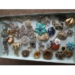 A collection of approx 40 brooches.