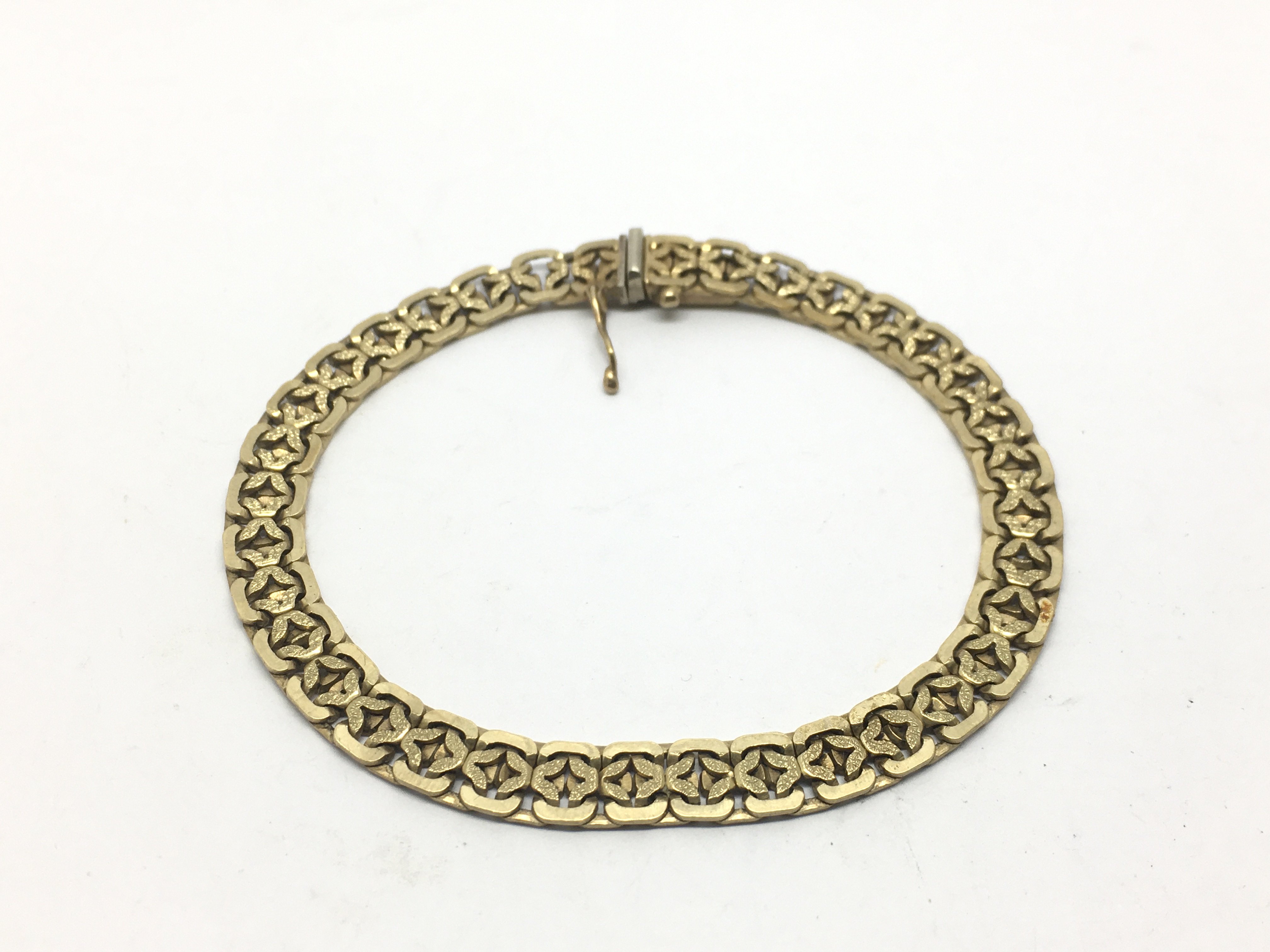 A 9ct gold bracelet with woven links, approx 12.5g