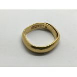 A Chinese gold wedding band, a/ f, approx 7.4g.
