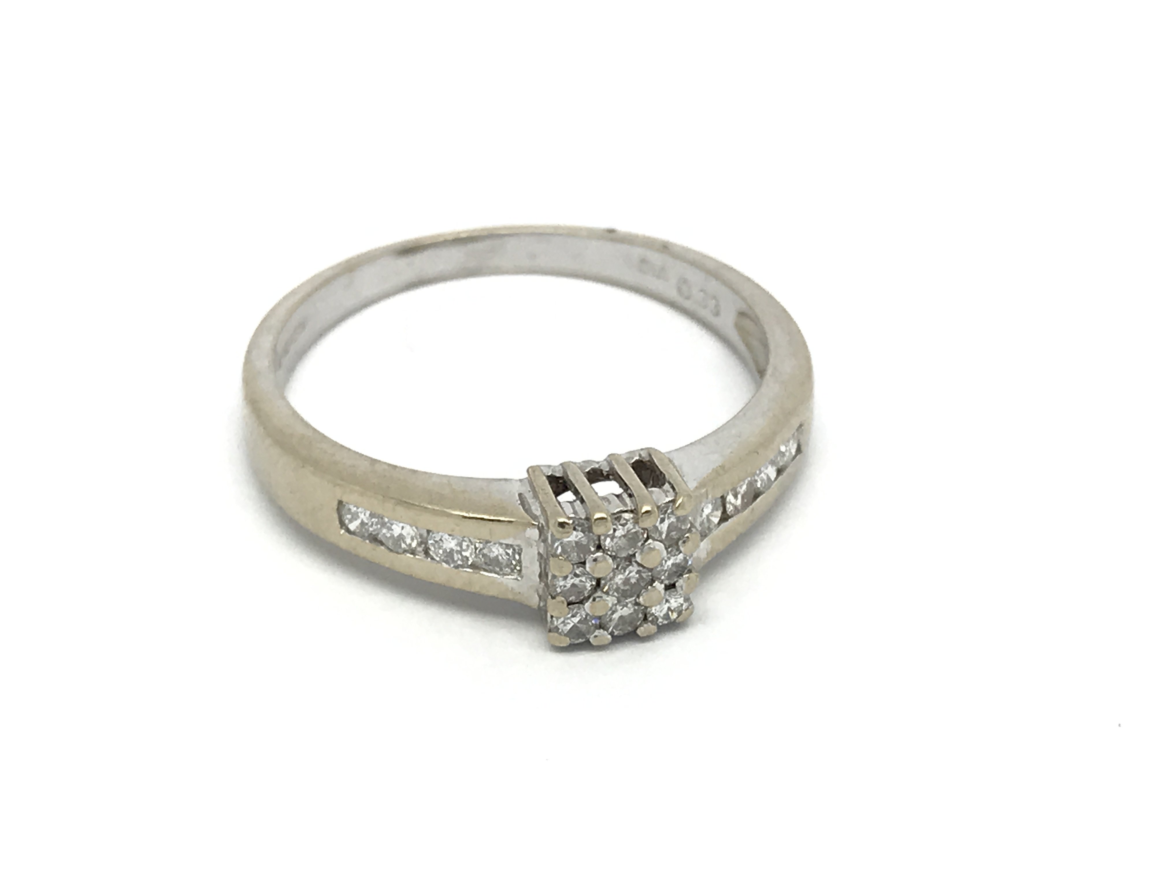 An 18carat gold ring set with a square pattern of