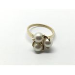 A 14k gold ring set with three pearls, approx 4g a
