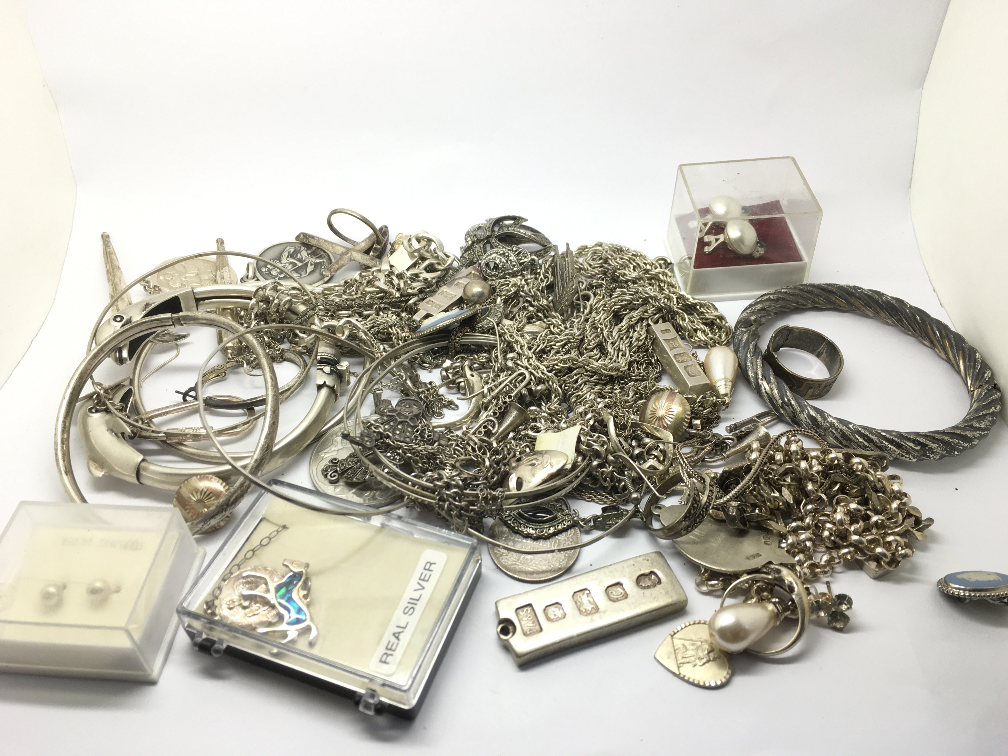 A collection of silver jewellery comprising neckla