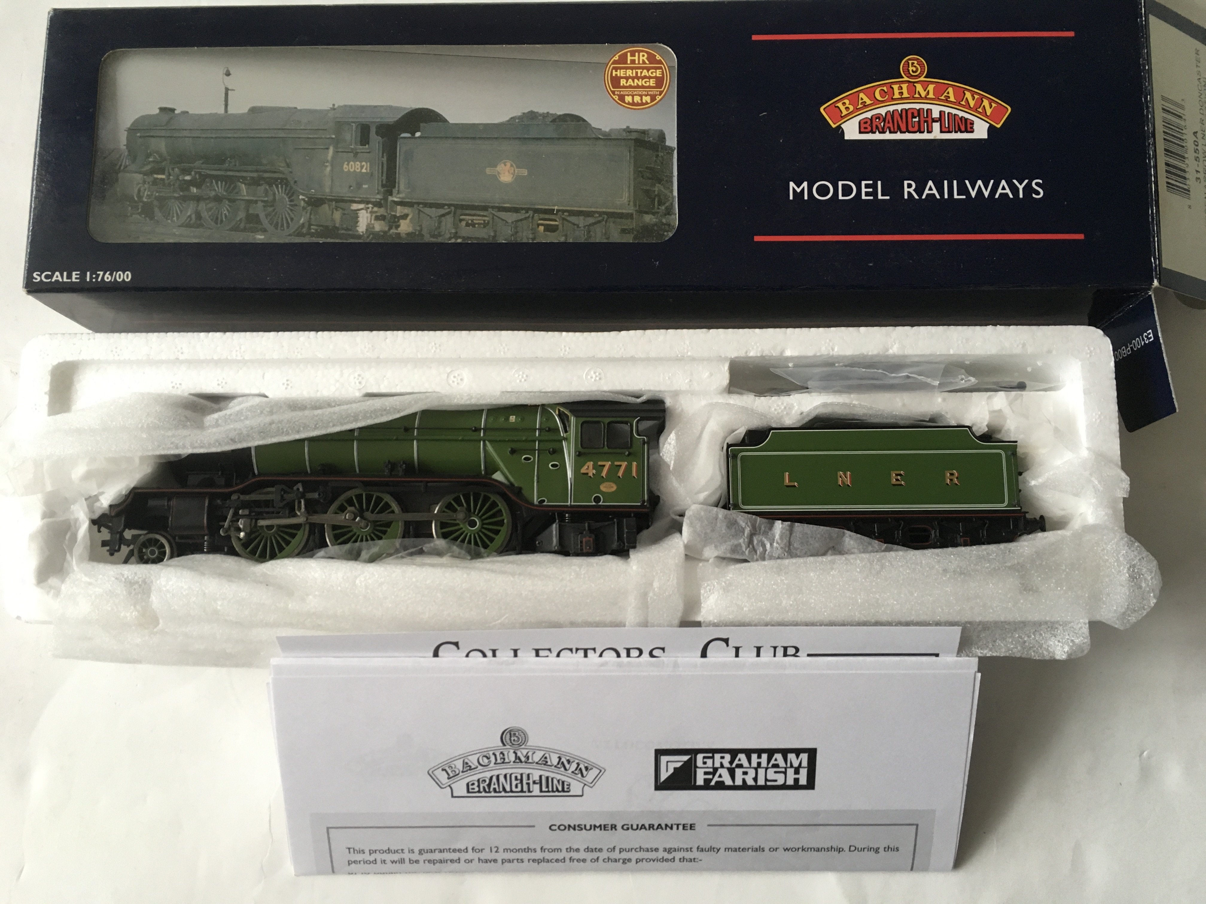 A boxed Bachmann 'Green Arrow Doncaster Green' V2 4771 locomotive.