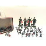 A collection of miniature lead soldiers, 4 resin W