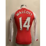 Walcott 2014/2015 Match Worn Arsenal Home Football Shirt: Red long sleeve shirt worn in a Premier