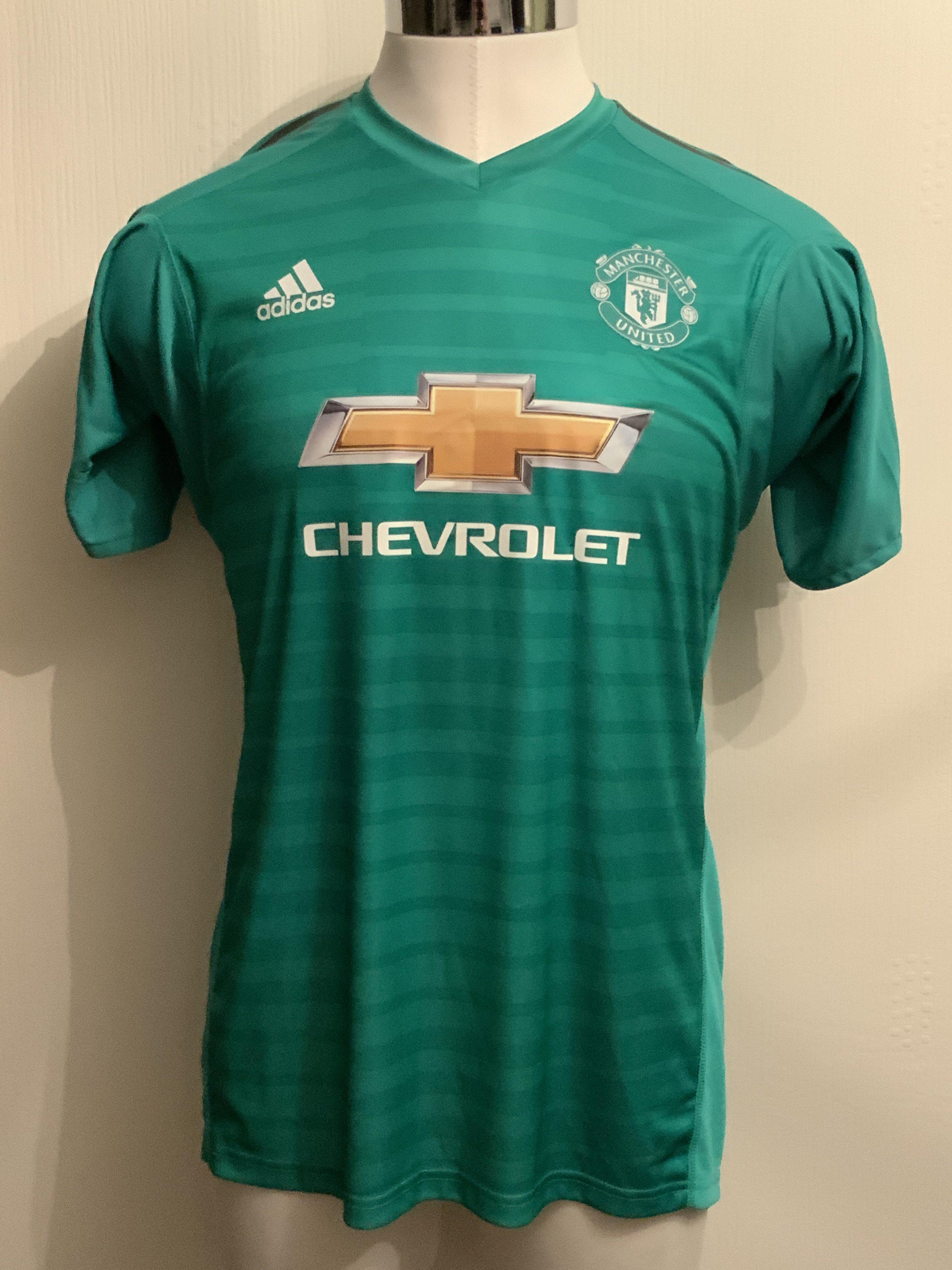 Romero Manchester United Match Issued Football Shirt: Premiership badging to arms. Number 22 green - Image 2 of 4