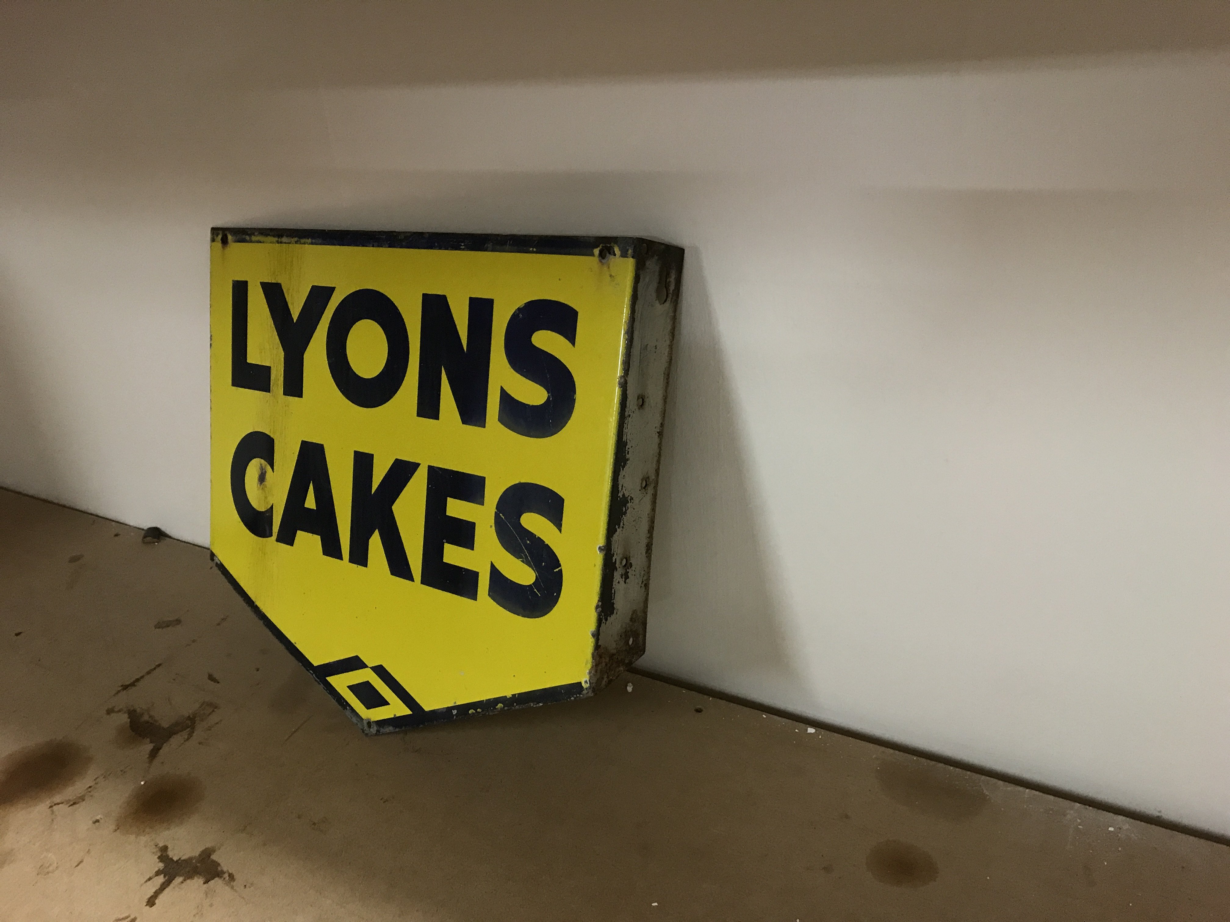 Vintage enamel double sided â€˜Lyons Cakesâ€™. Wid - Image 2 of 3