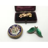 A 9ct gold brooch in the form of a ladies hand, an