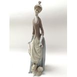 A Lladro figure of Dama del Bulevar. Approximately