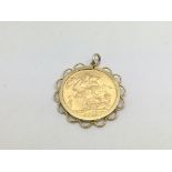 A 1915 gold sovereign in a gold mount, approx 9.7g