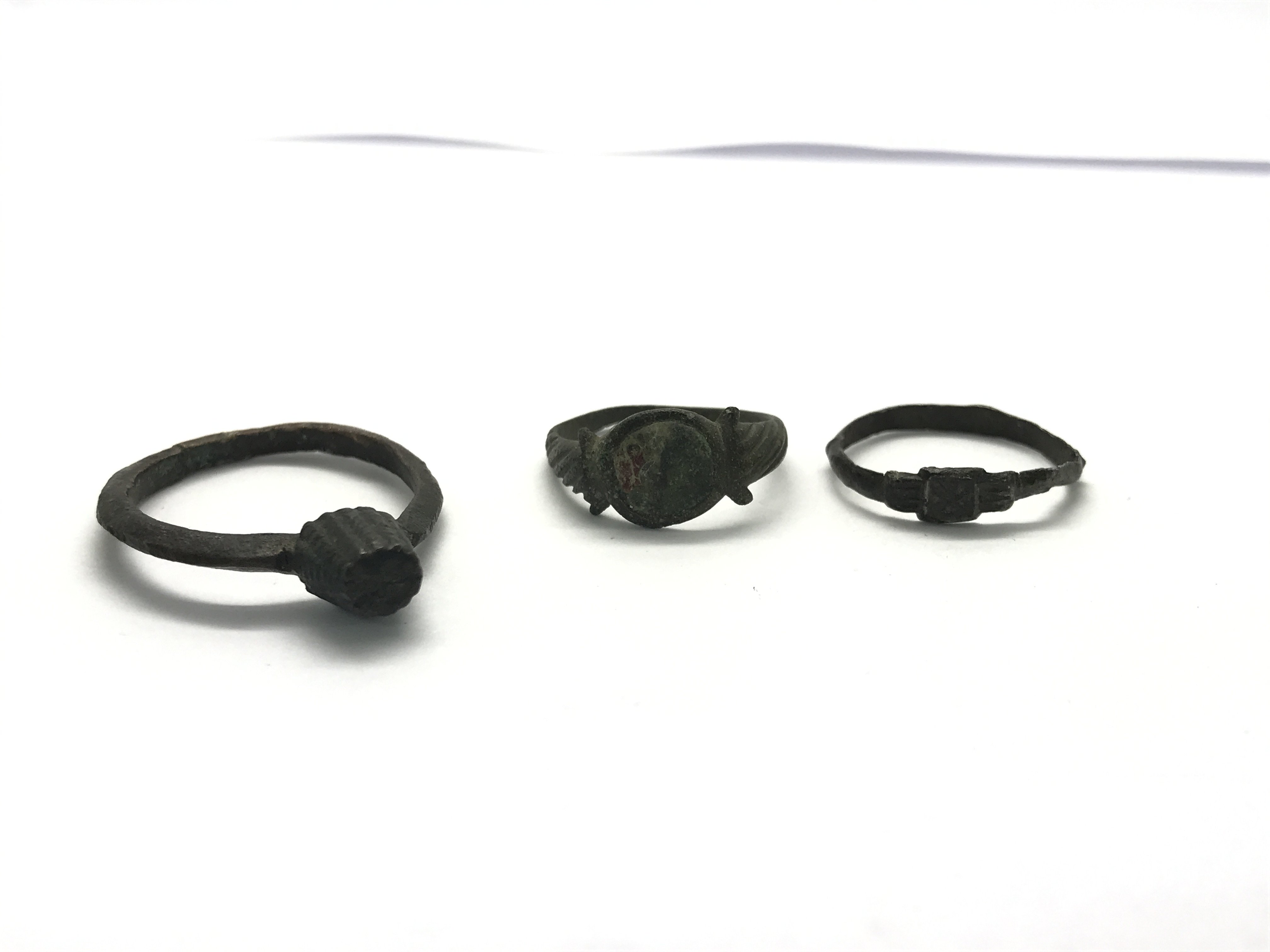 An open bronze Roman ring resembling a snake, with - Image 2 of 2