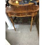 A Georgian yew wood side table with fluted legs me