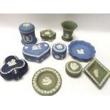 Ten items of various coloured Wedgwood.