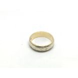 A 9ct gold ring with incised decoration, approx 3.