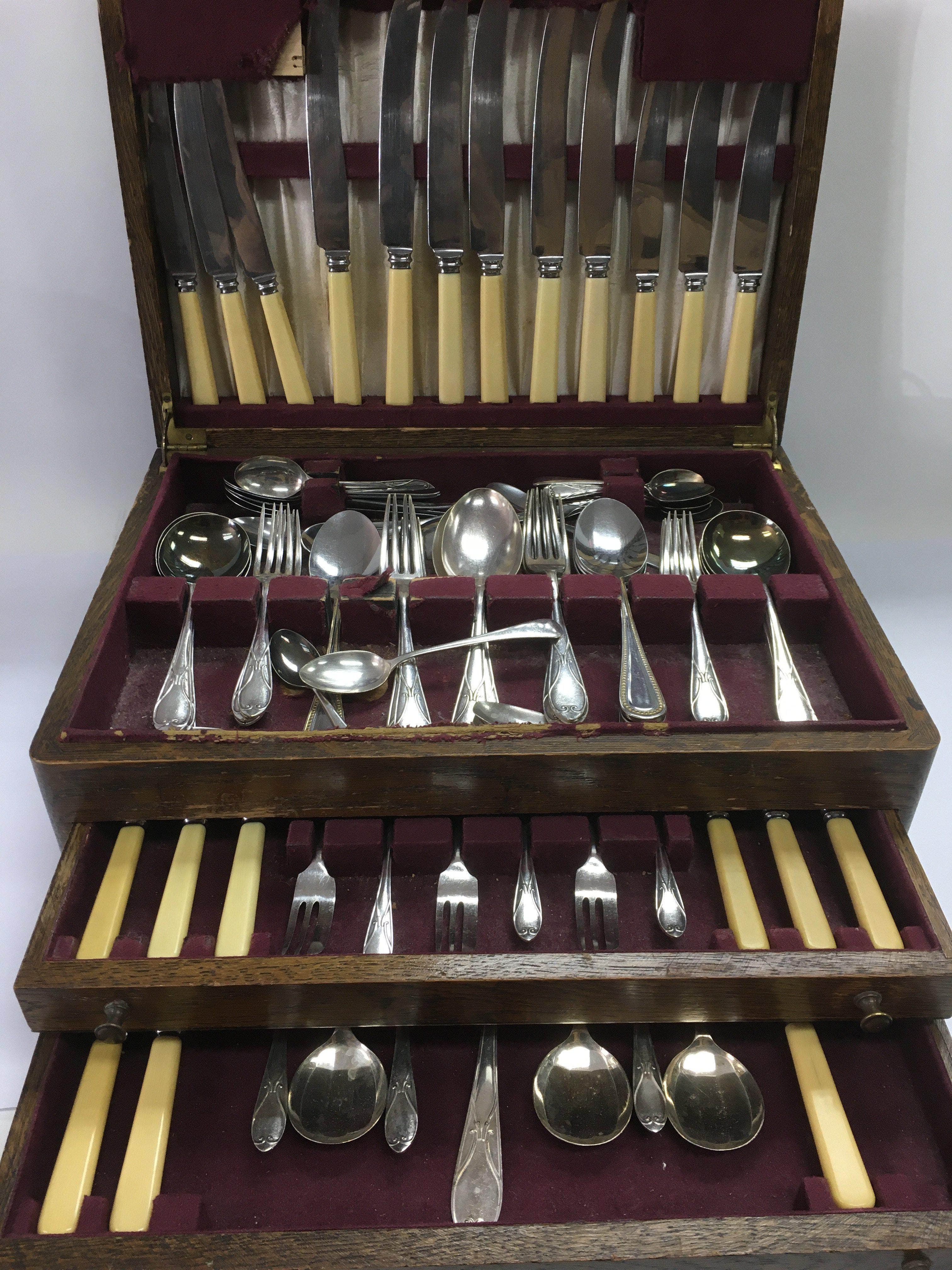 A vintage cased canteen of cutlery.