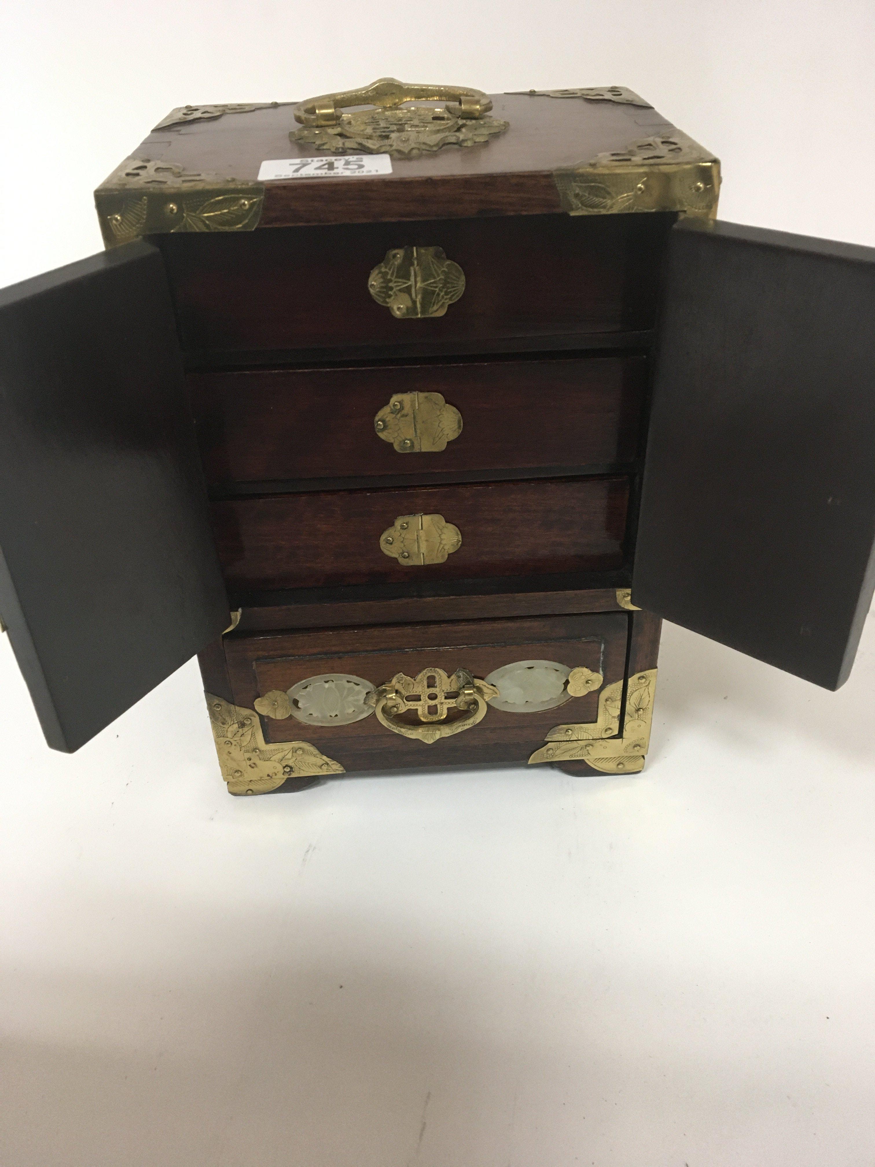 A Chinese hardwood jewellery box with carved jade - Bild 3 aus 3