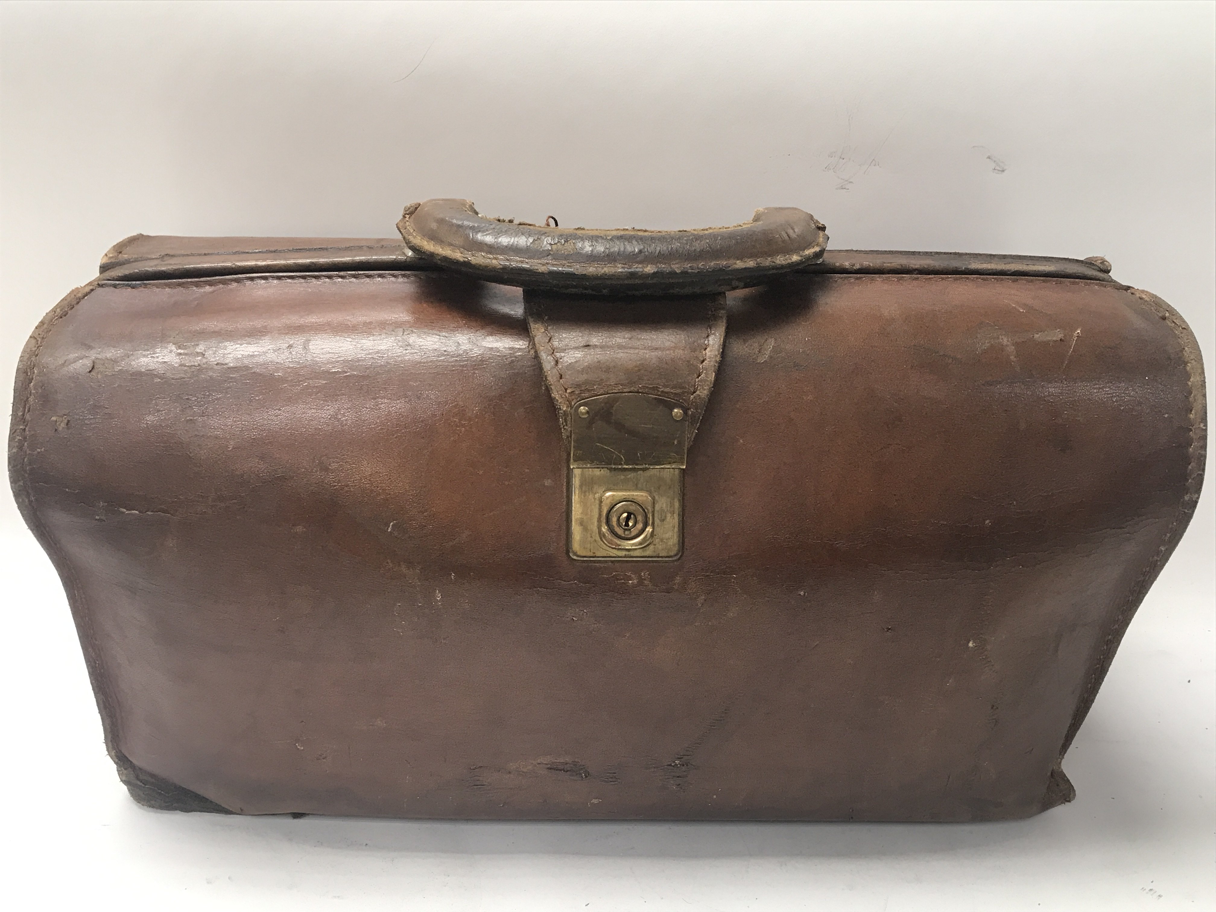 An old leather doctors style bag, no reserve.