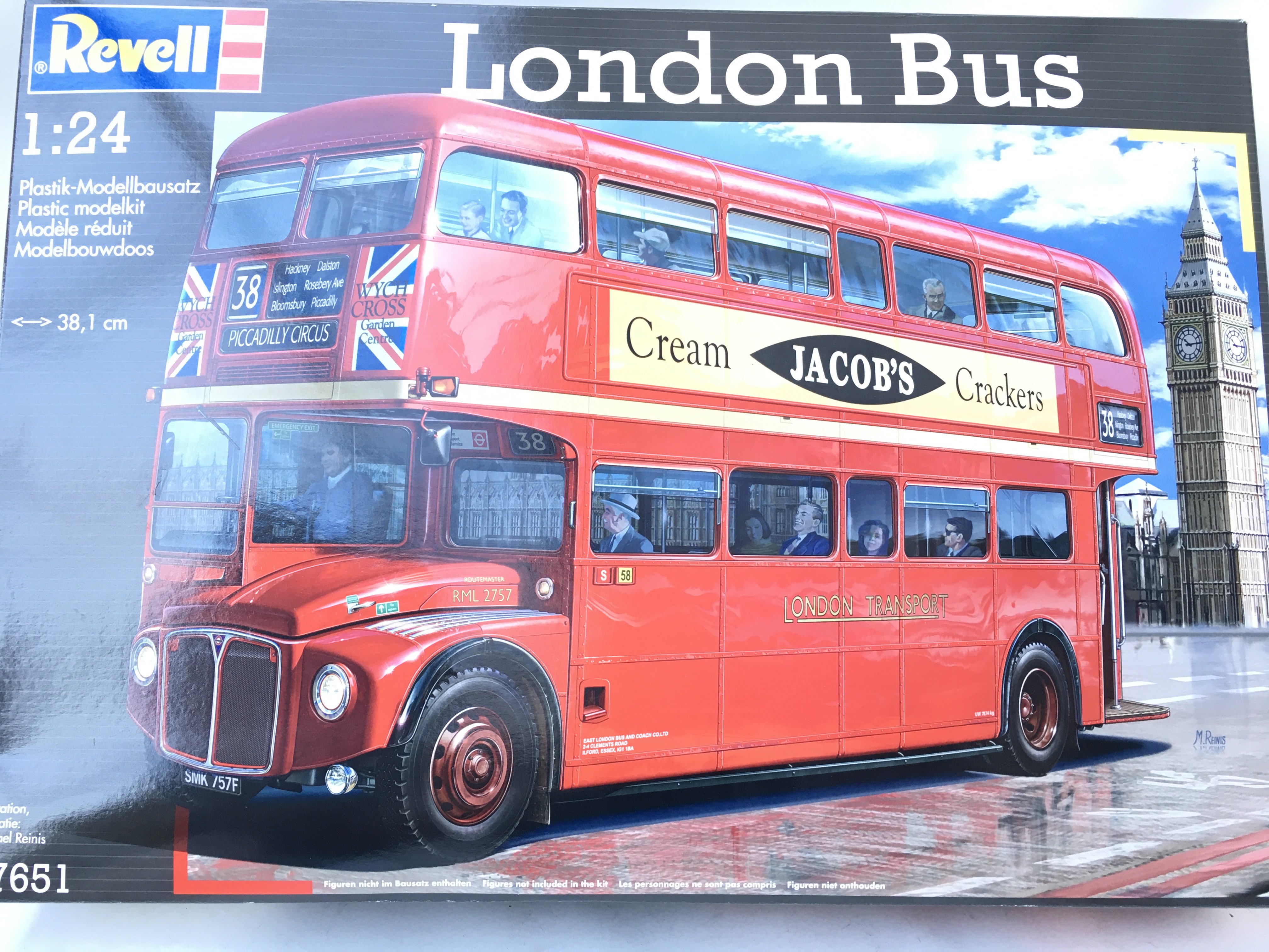 A Boxed Revell London Bus Scale 1:24. Appears to be complete.