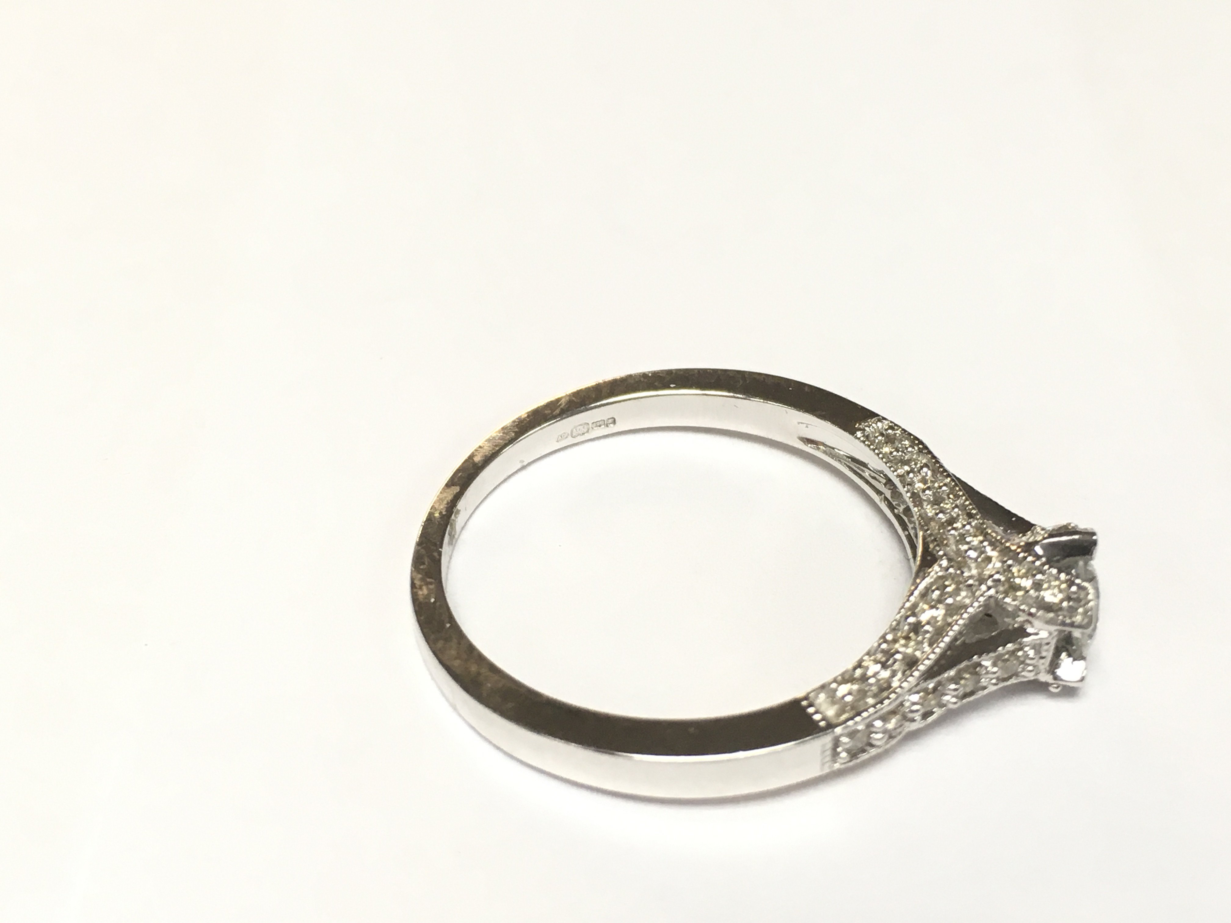 A very modern style diamond ring with diamond shou - Image 4 of 4