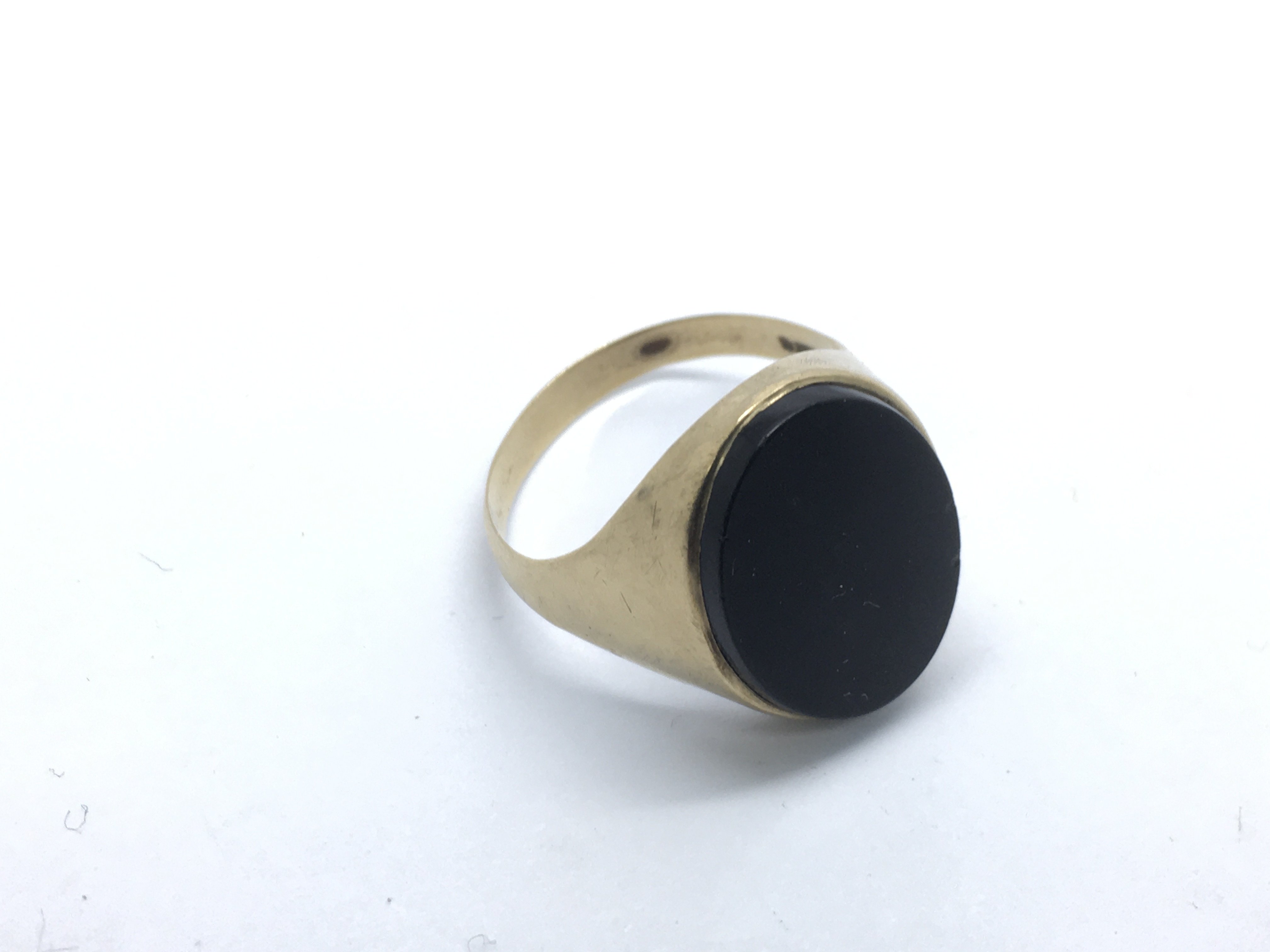 A 9ct gold onyx ring, approx 5g and approx size X.