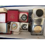 A collection of various coinage and sporting medals.