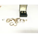 Collection of gold stud earrings. 16.80grams.
