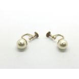 A pair of 9ct gold pearl earrings, approx 2.9g.