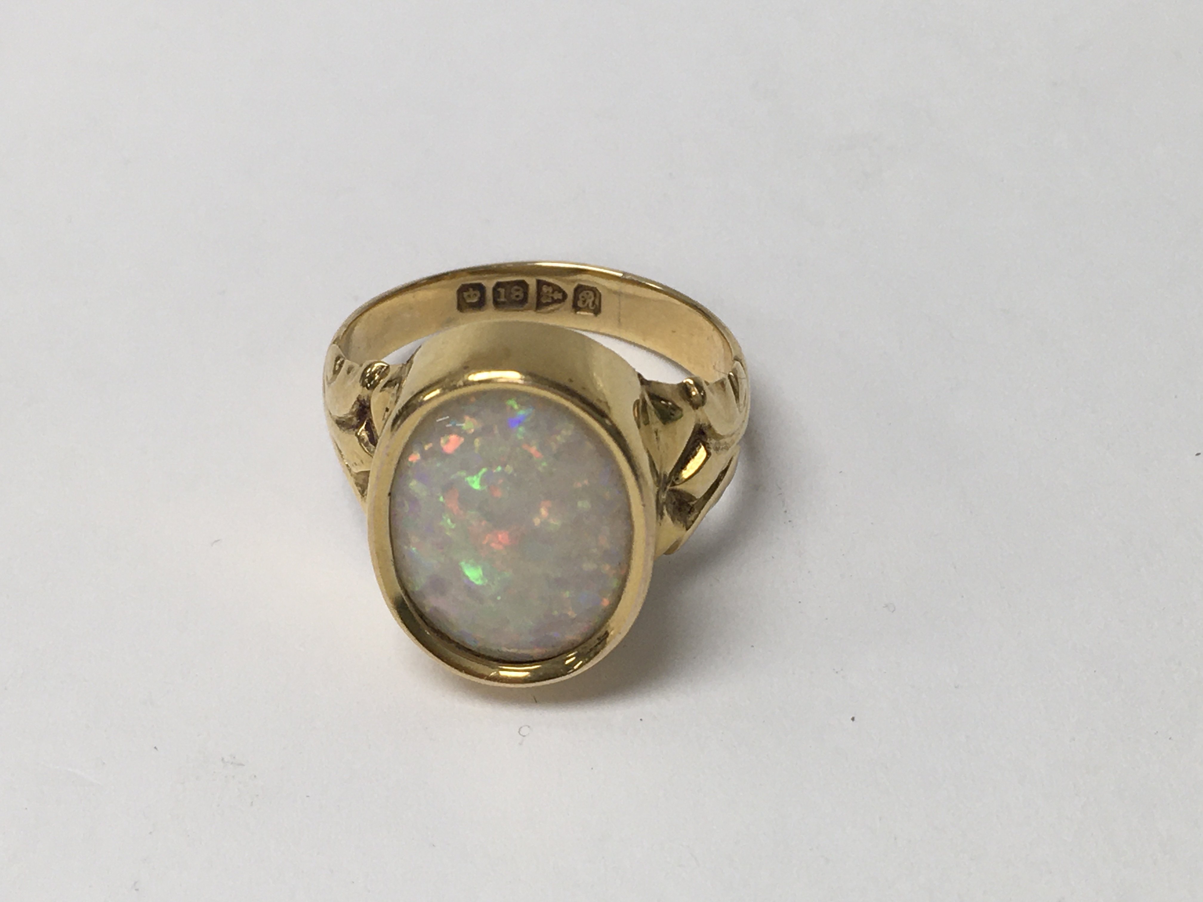 A 18 ct gold ring inset with Opal 6 grams total si