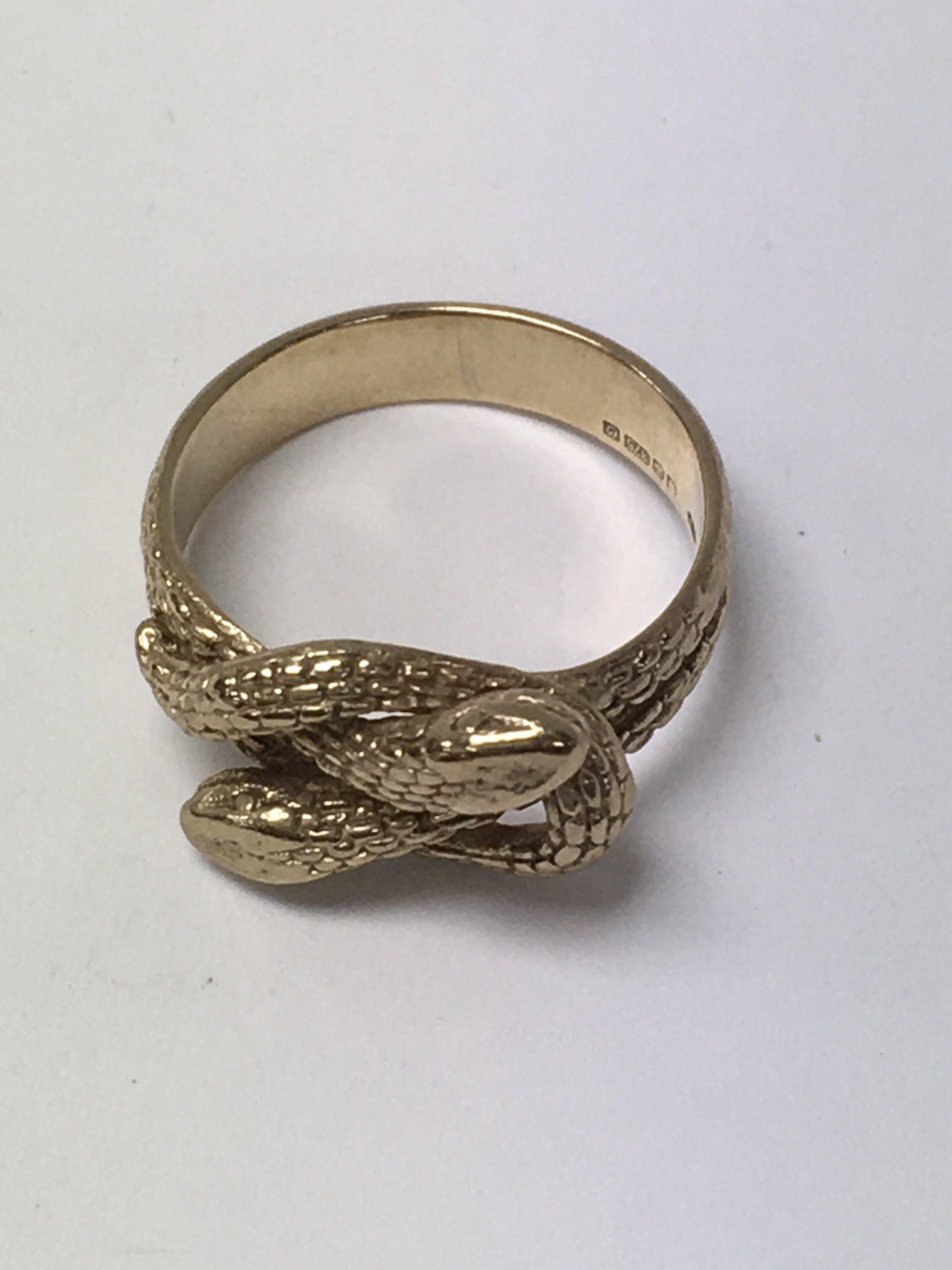 A 9 ct gold snake ring .4.8 grams.