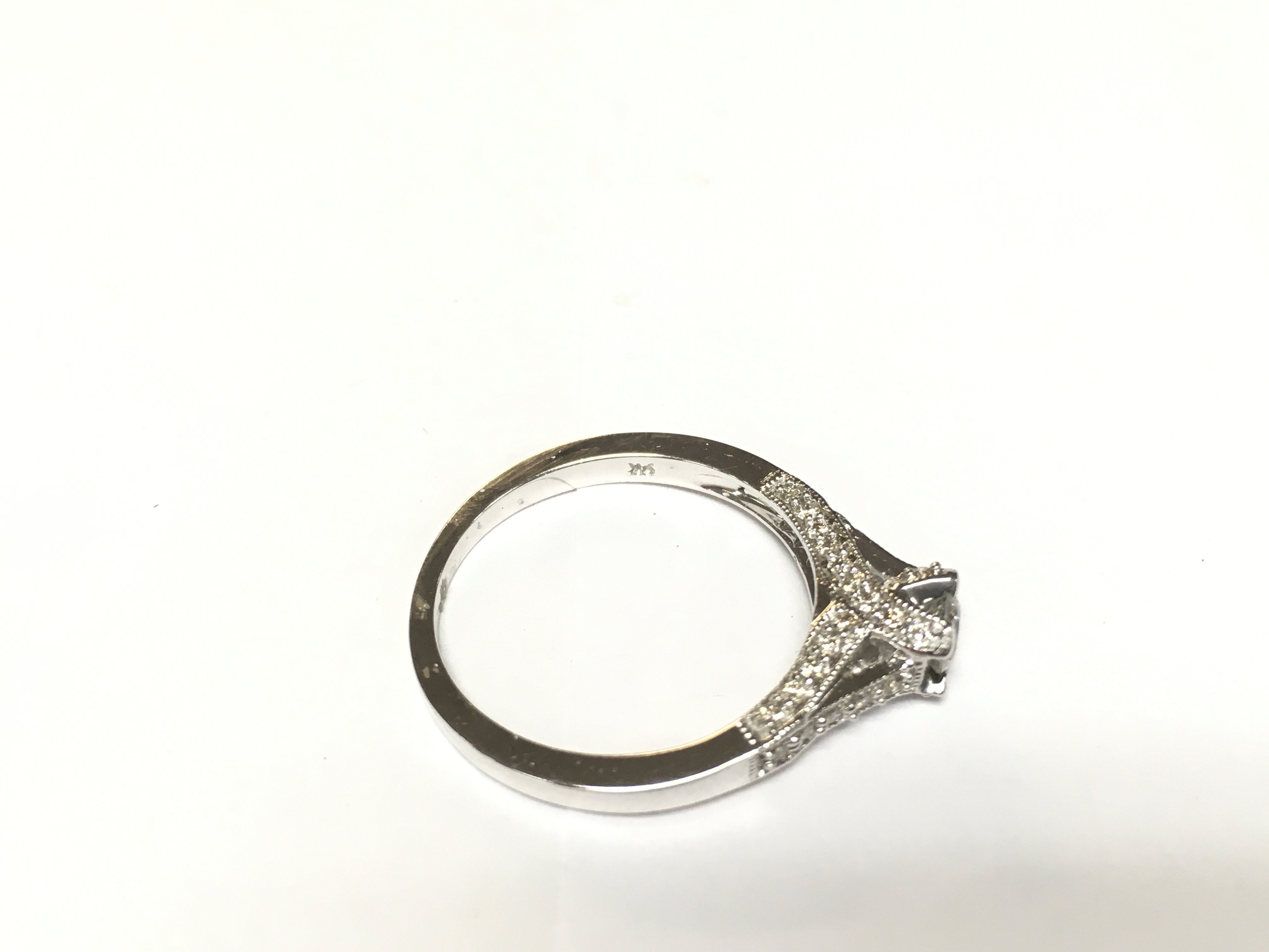 A very modern style diamond ring with diamond shou - Image 3 of 4