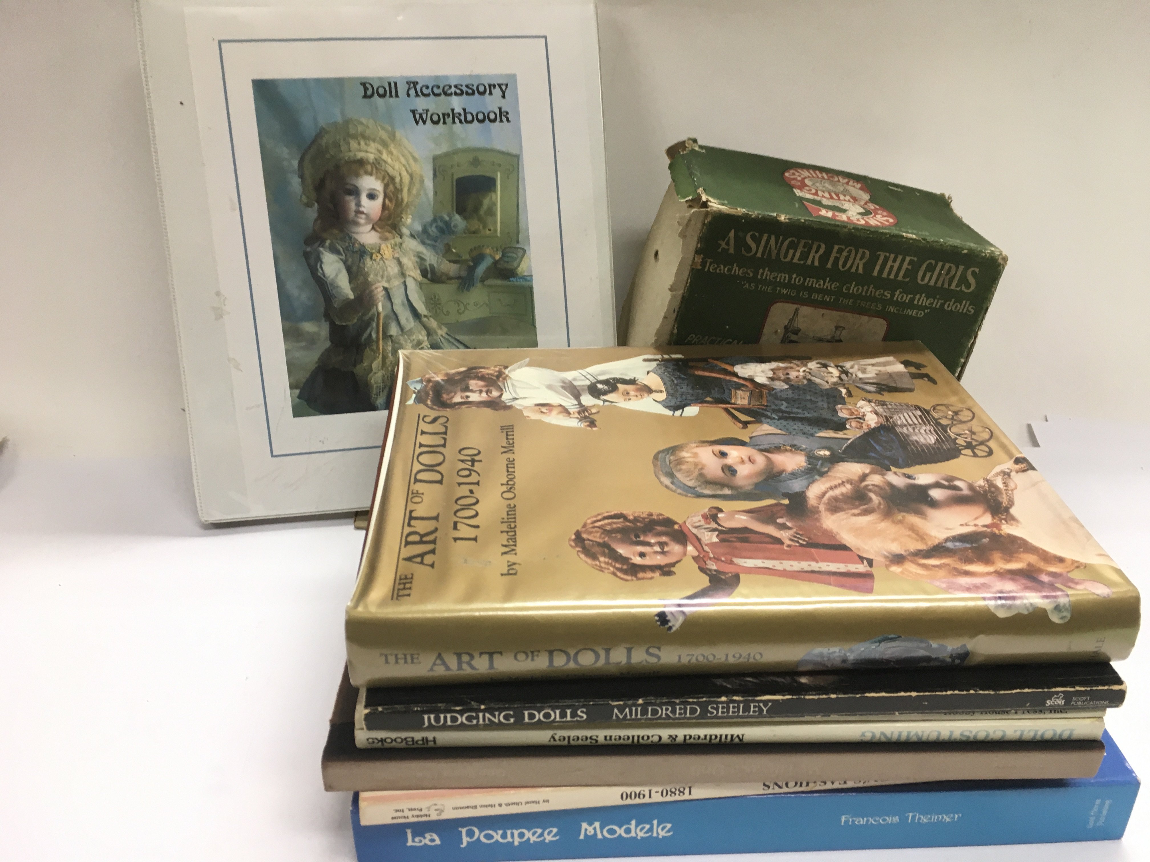 A box of dolls, doll parts, child's Singer sewing machine and related books - NO RESERVE - Image 2 of 2