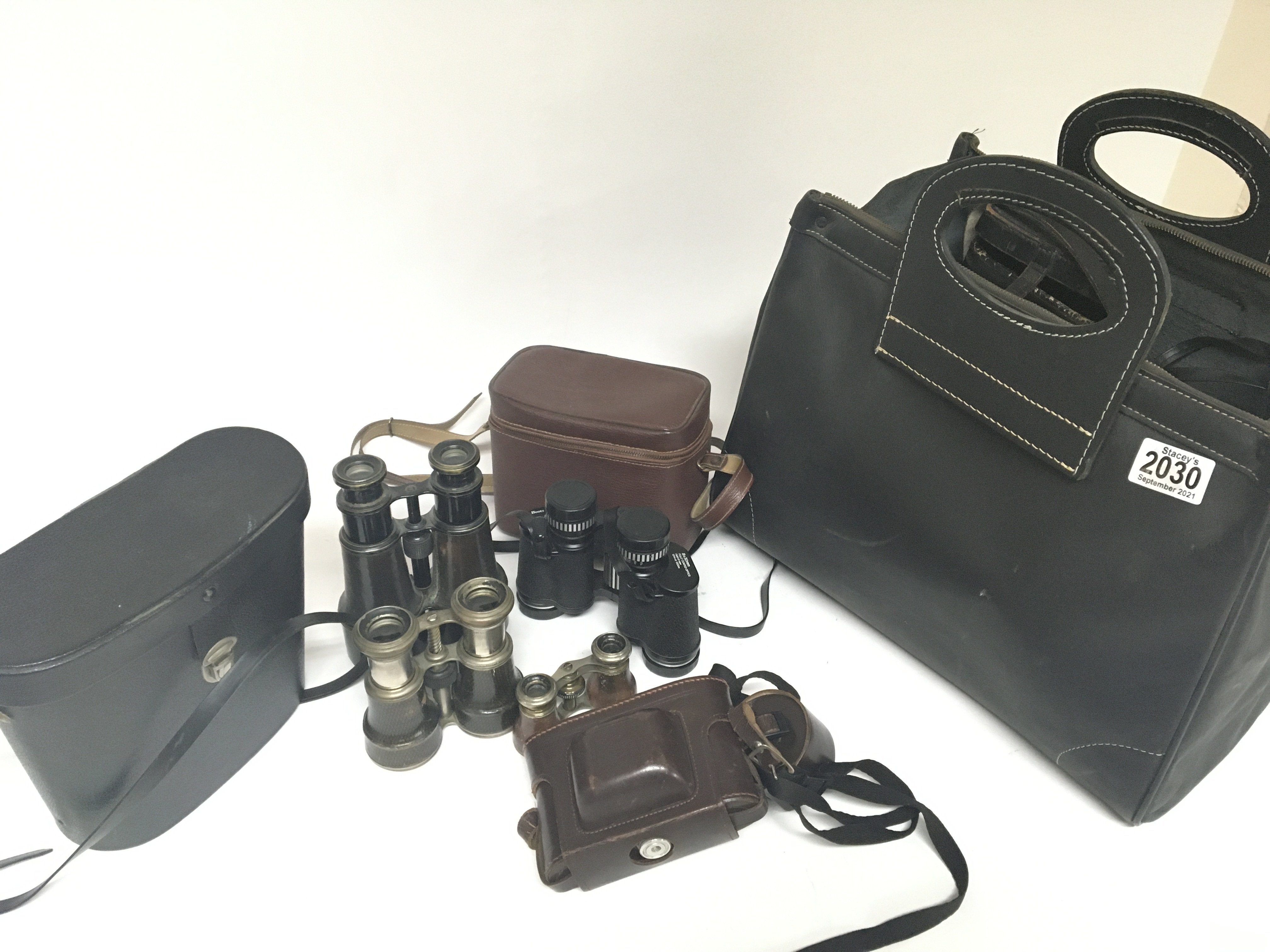 A collection of binoculars and cameras and a camera bag (a lot) - NO RESERVE