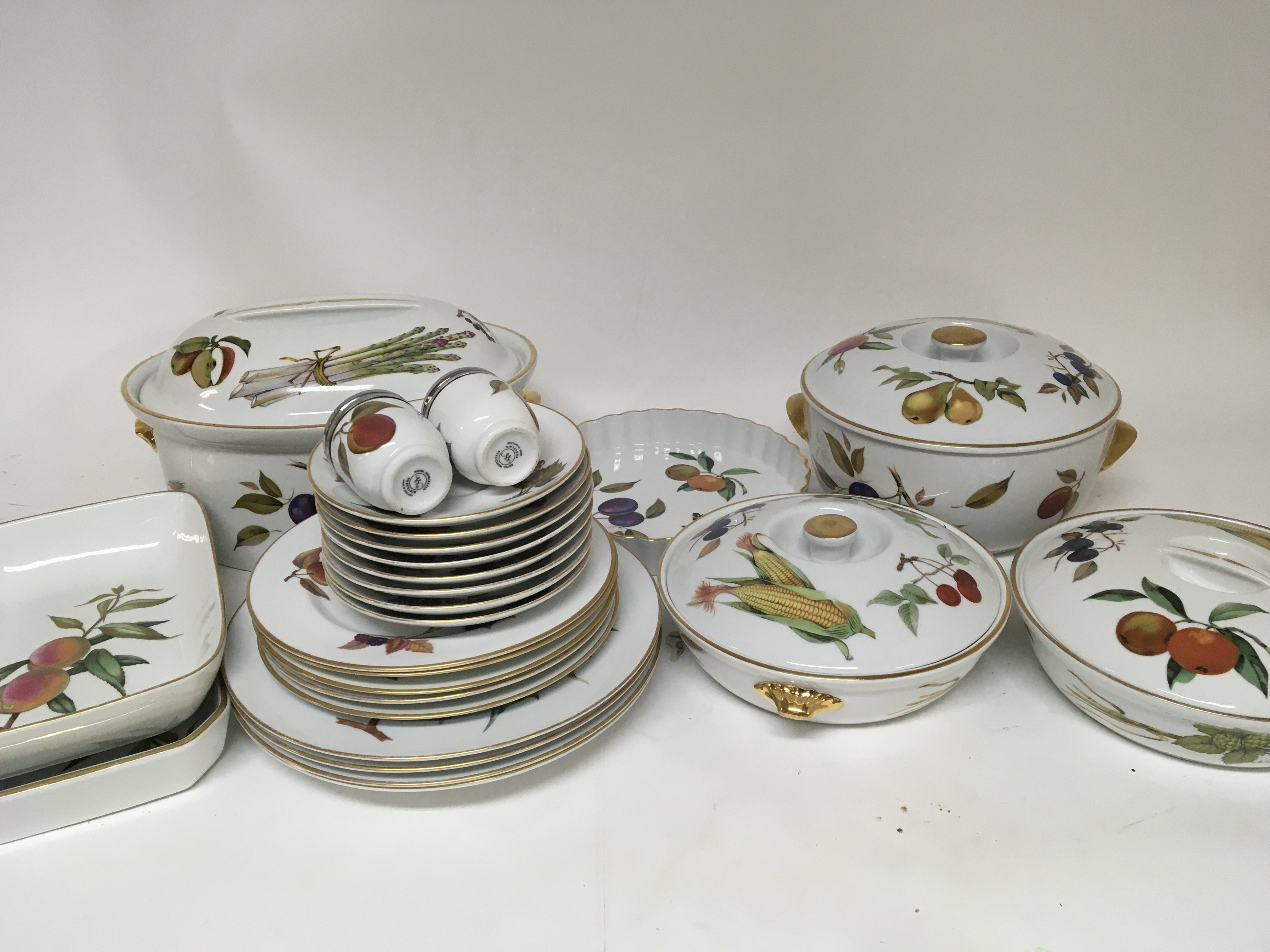 An Extensive Royal Worcester Evesham pattern diner and tea service with vegetable dishes