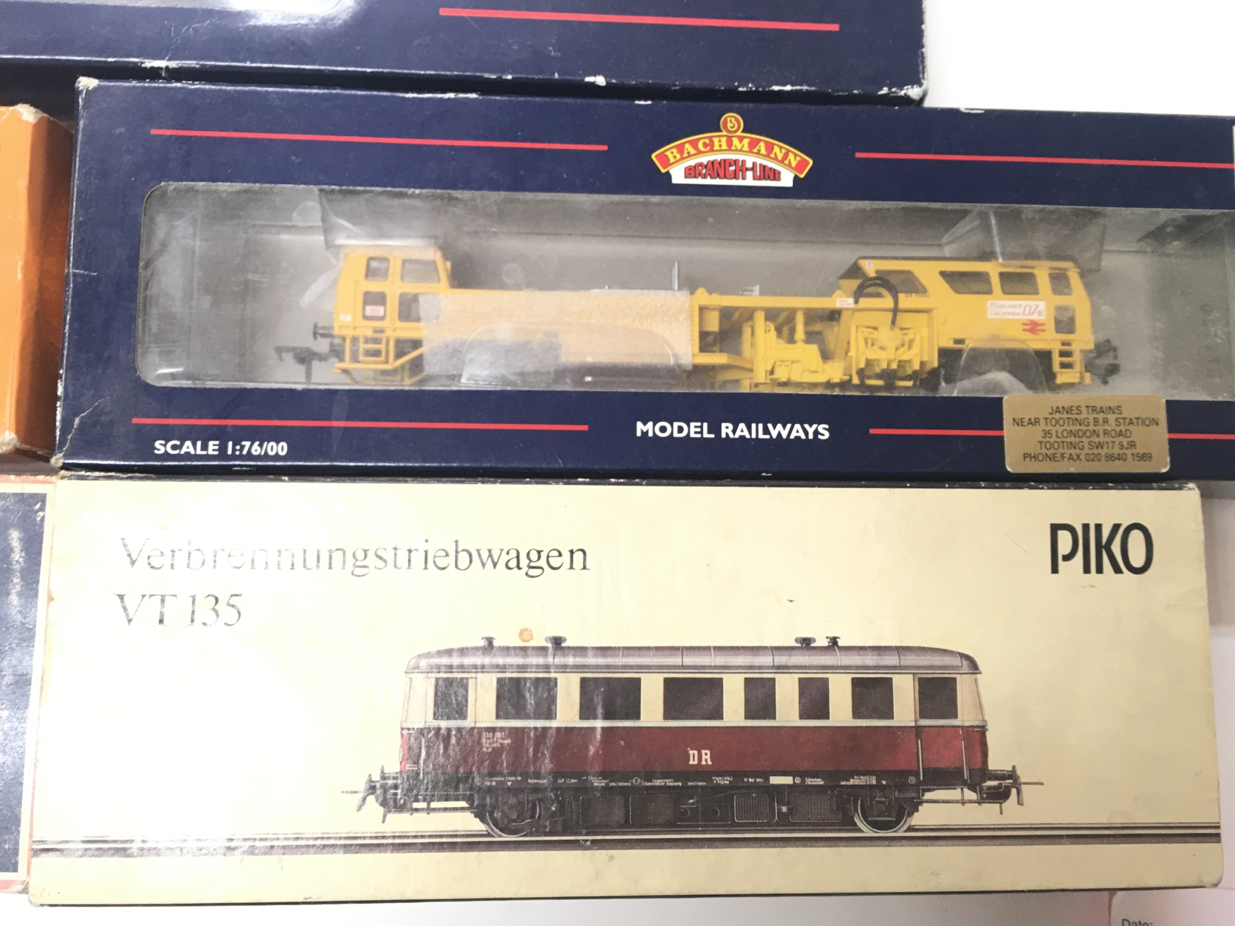 A Collection of 2 Bachmann Coaches. And 3 Locomotives. No Reserve. 00 Gauge. - Image 2 of 4