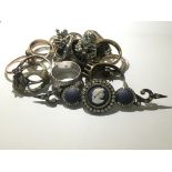 A quantity of jewellery, mainly silver items. Including a silver Wedgwood brooch.