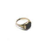 A Victorian 9ct gold bloodstone shield ring, appro