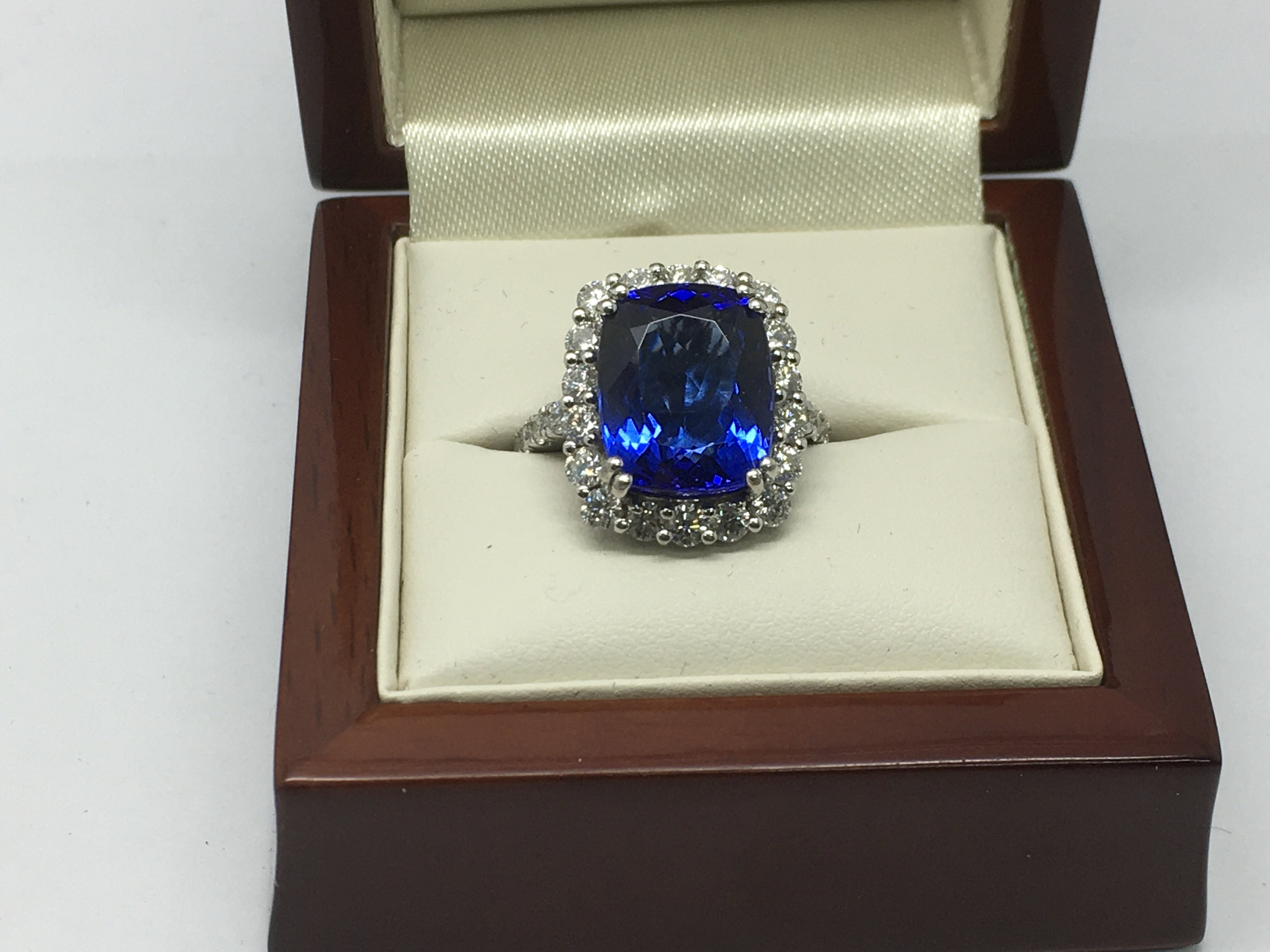 An 18ct white gold tanzanite ring, approx size L-M and approx 8.5g.