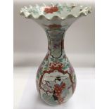 An early 20th Century Japanese vase with a frill t
