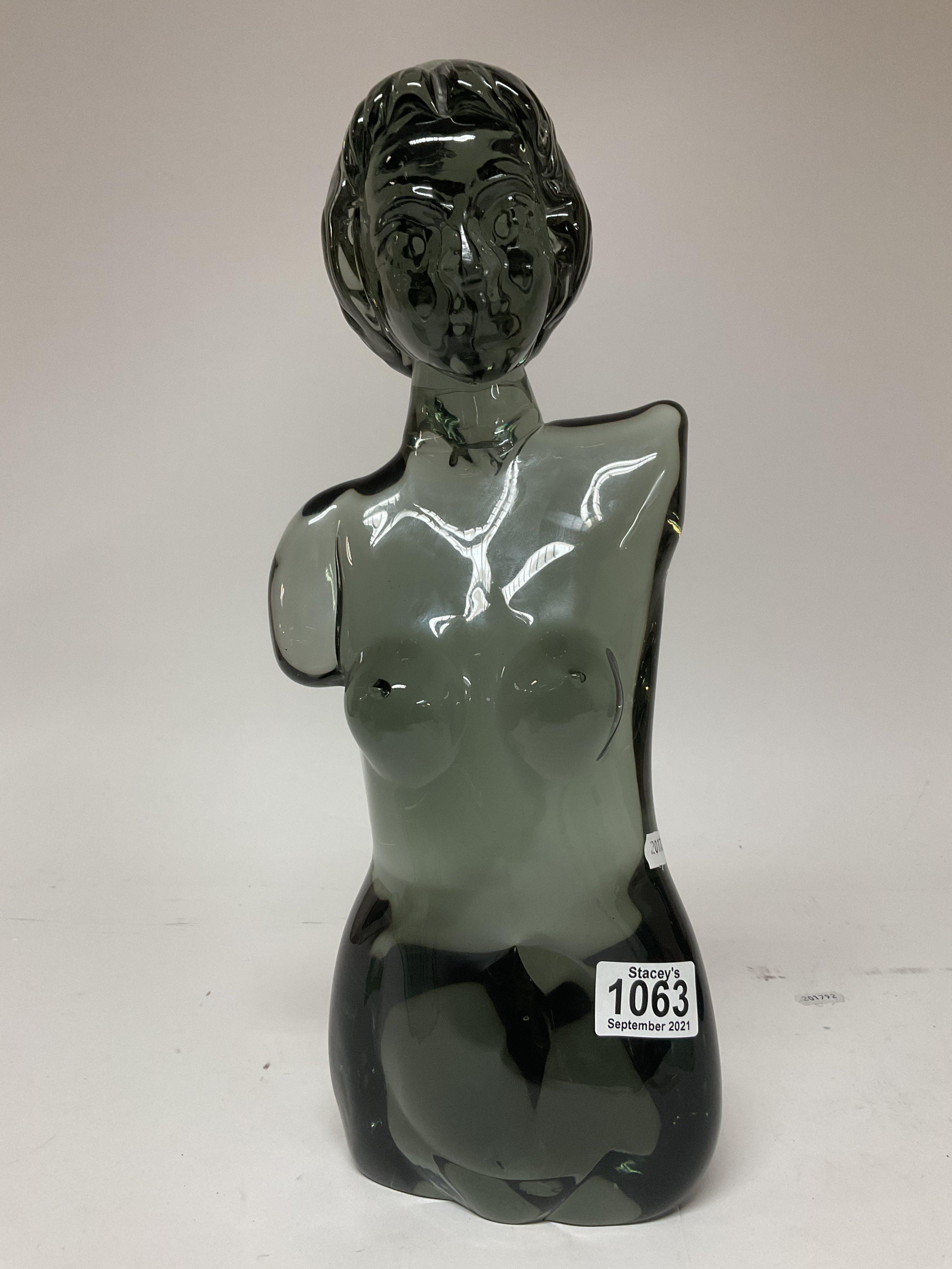 A Murano glass nude bust of a woman, c.1970, Indis - Image 7 of 8