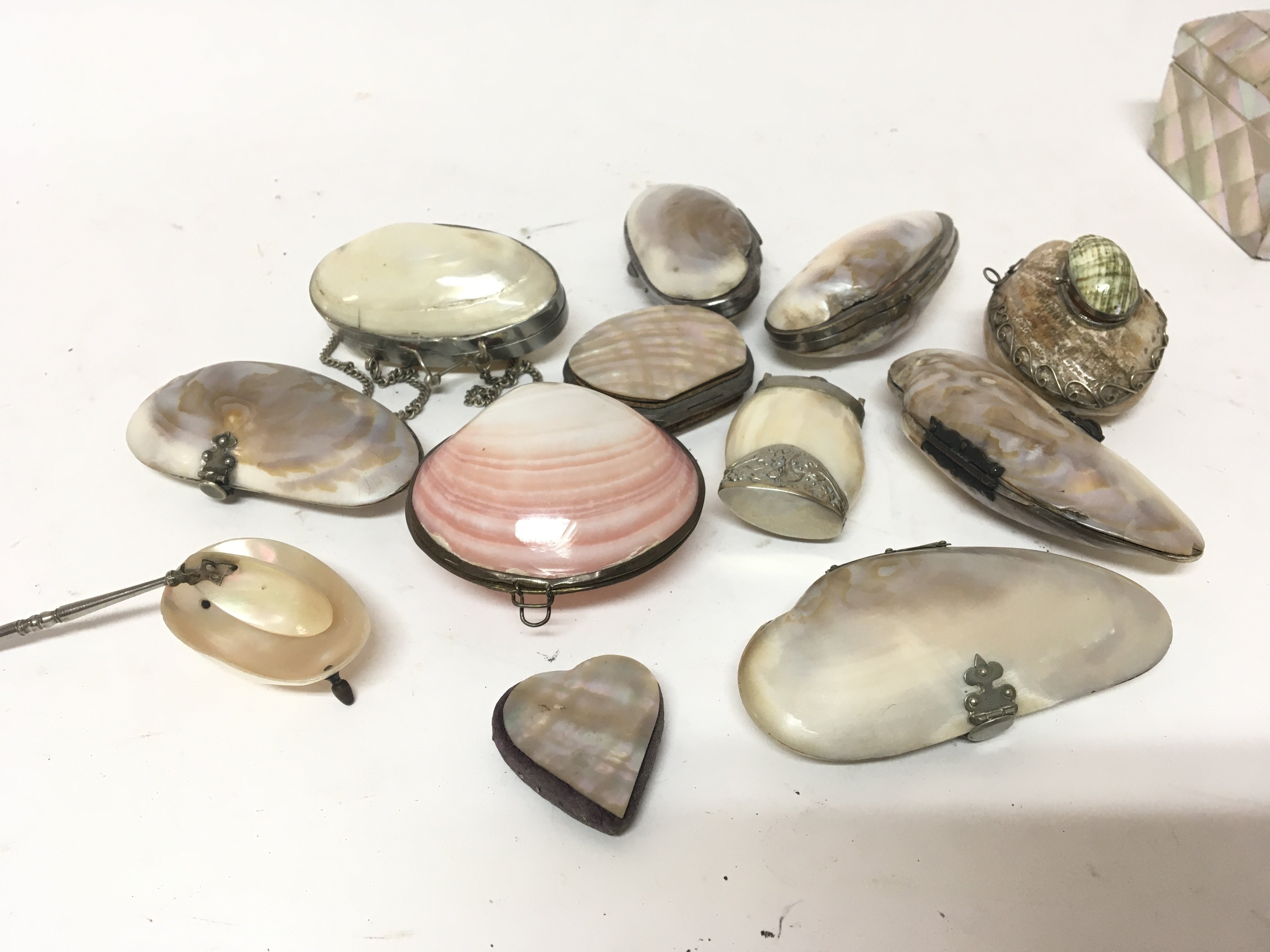 A good collection of mother of Pearl shell purses