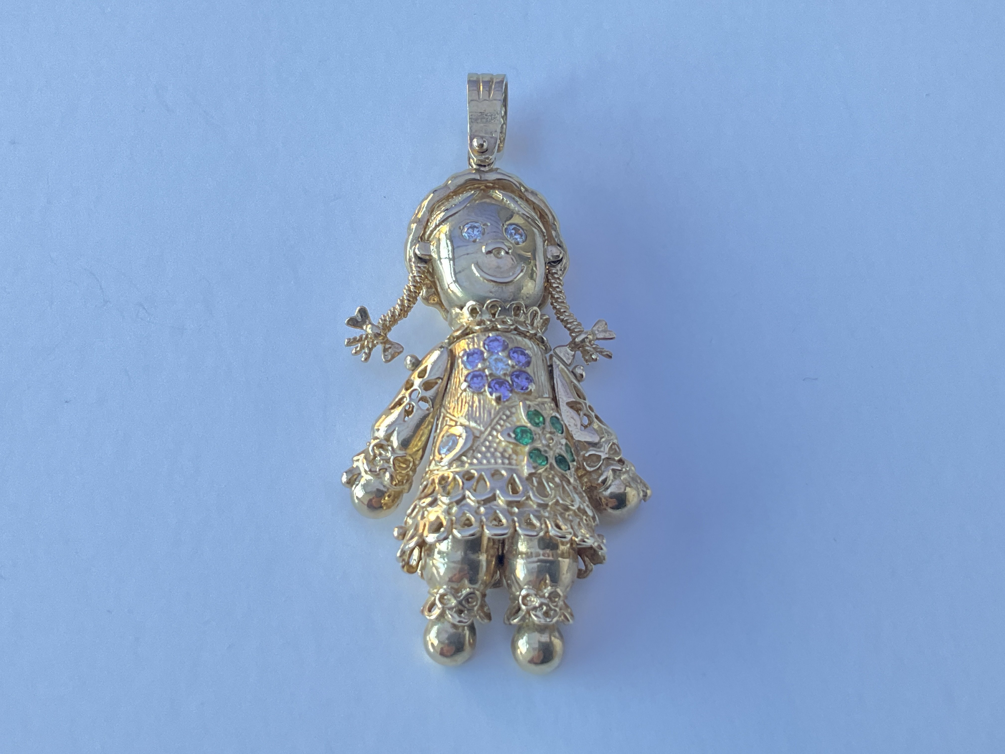 9ct gold articulated doll pendant. Approx 15g.