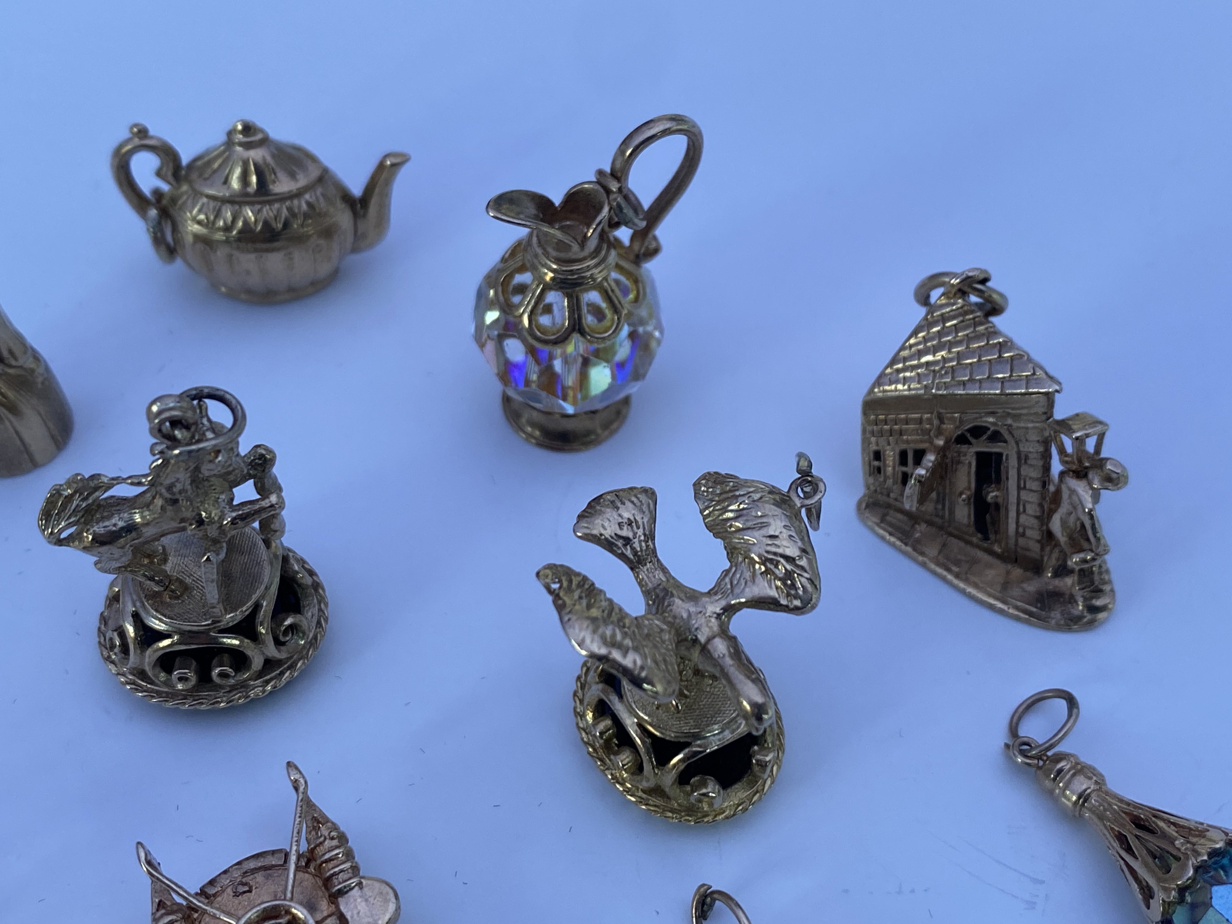 A collection of good 9ct gold charms (11), overall - Image 5 of 5