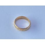 An 18ct gold wedding band. Approx 8g.