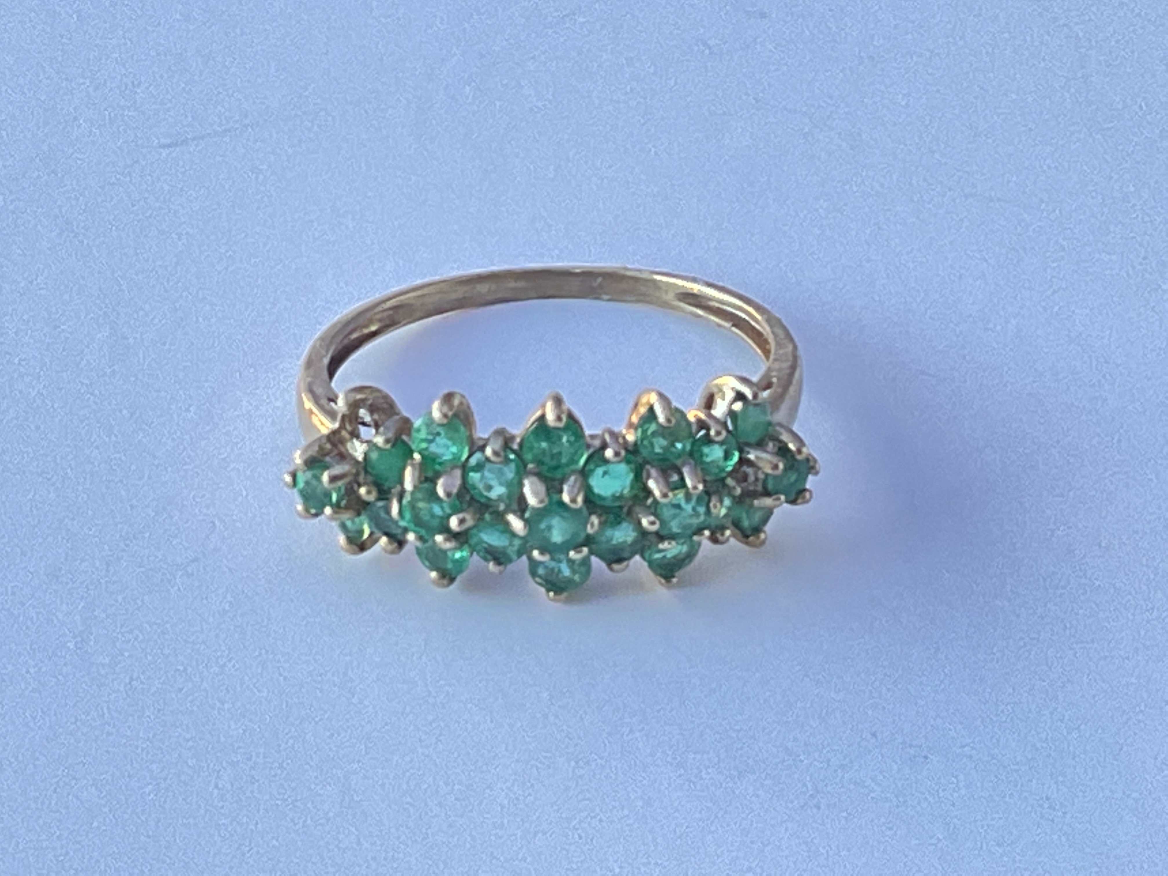 9ct gold and green stone cluster ring. (Possibly e