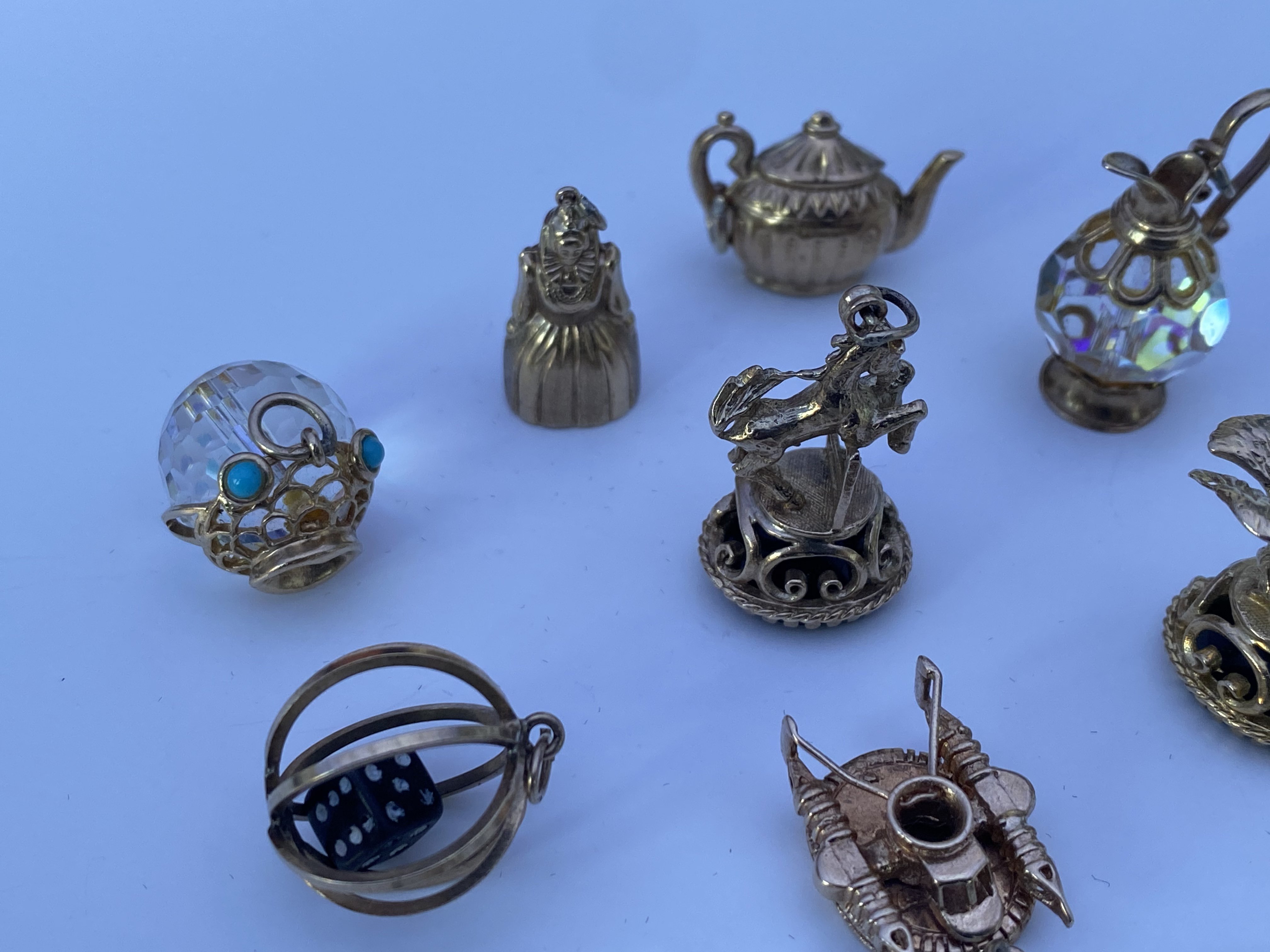 A collection of good 9ct gold charms (11), overall - Image 3 of 5