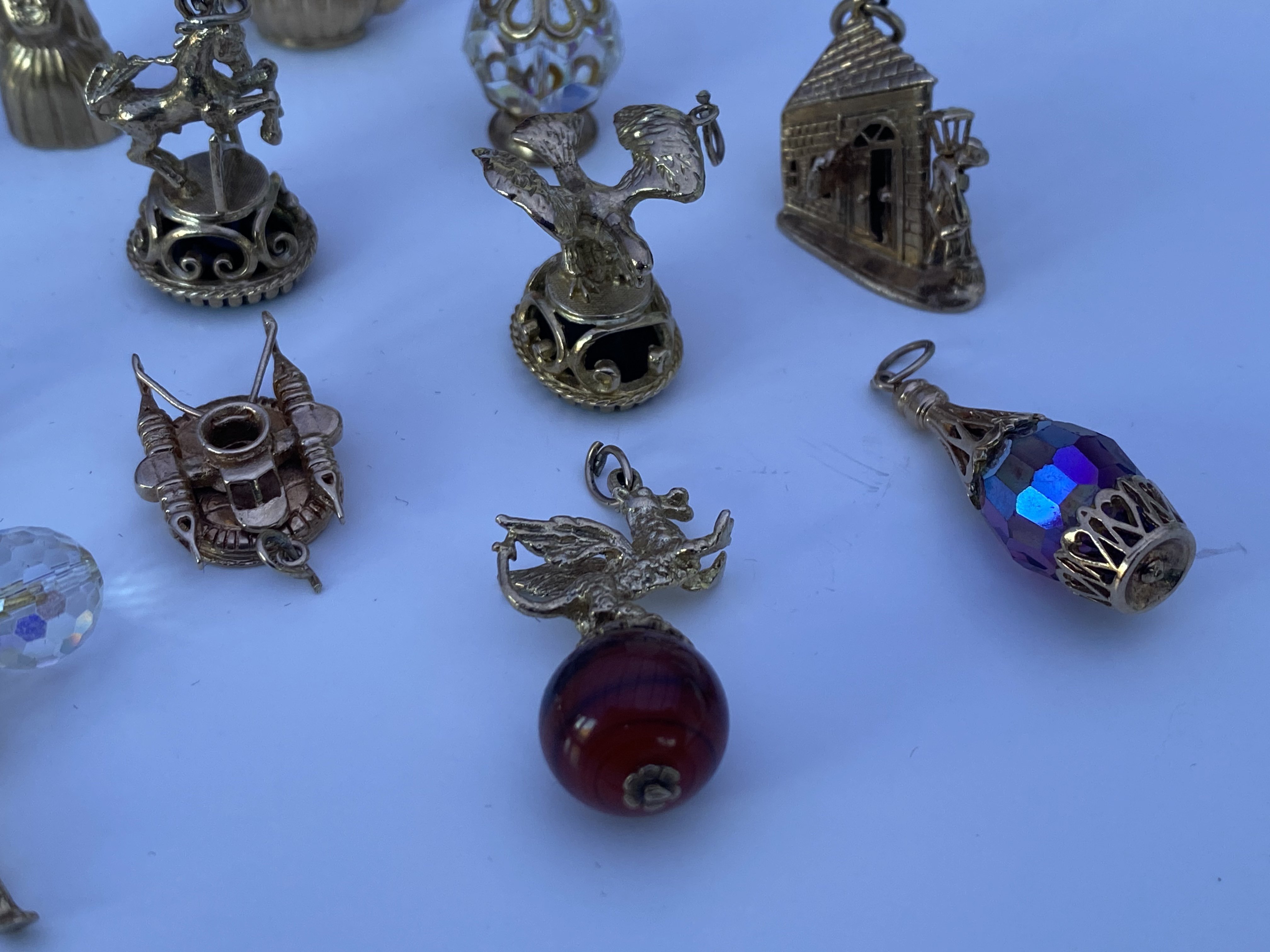 A collection of good 9ct gold charms (11), overall - Image 2 of 5