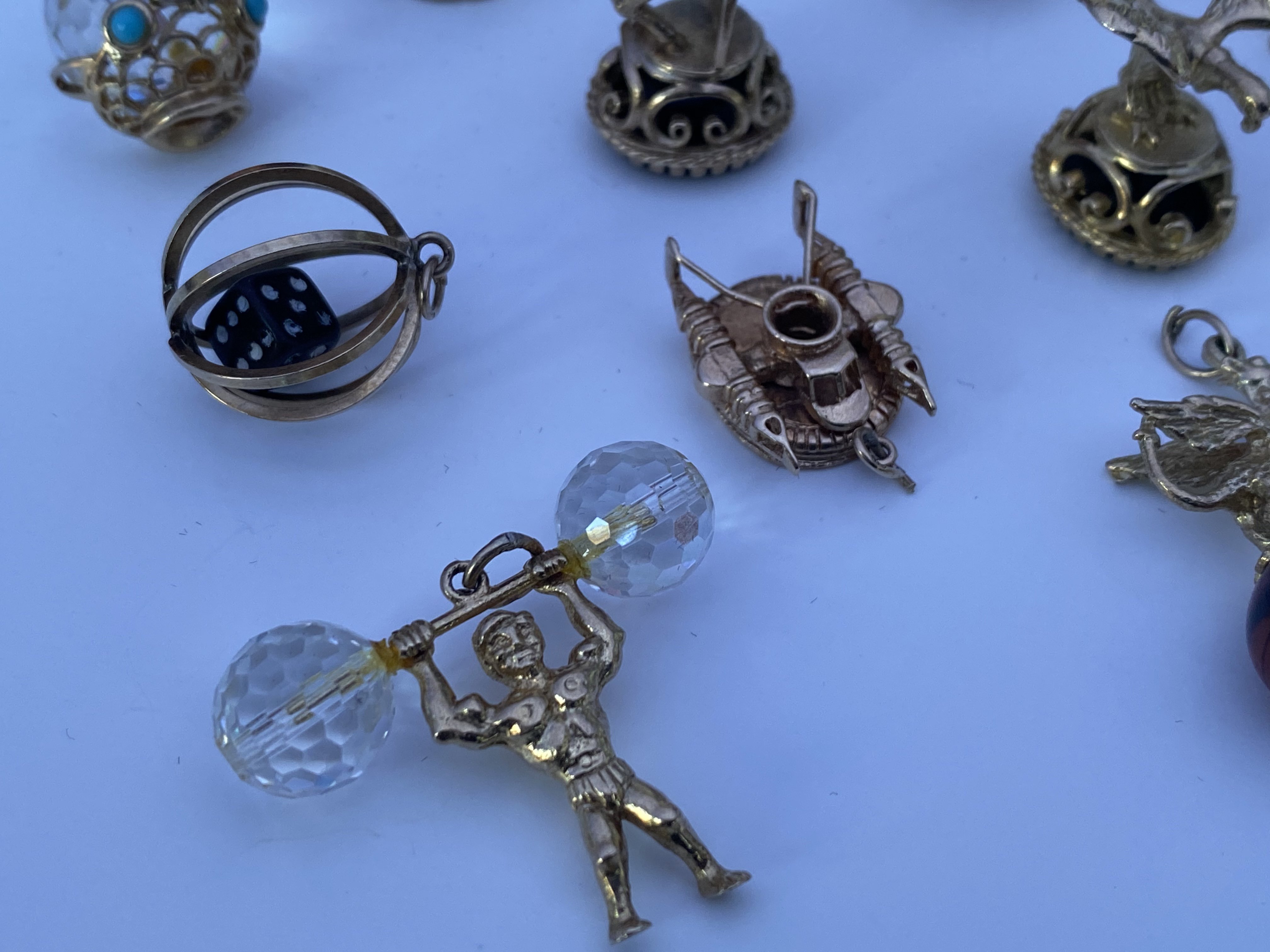 A collection of good 9ct gold charms (11), overall - Image 4 of 5