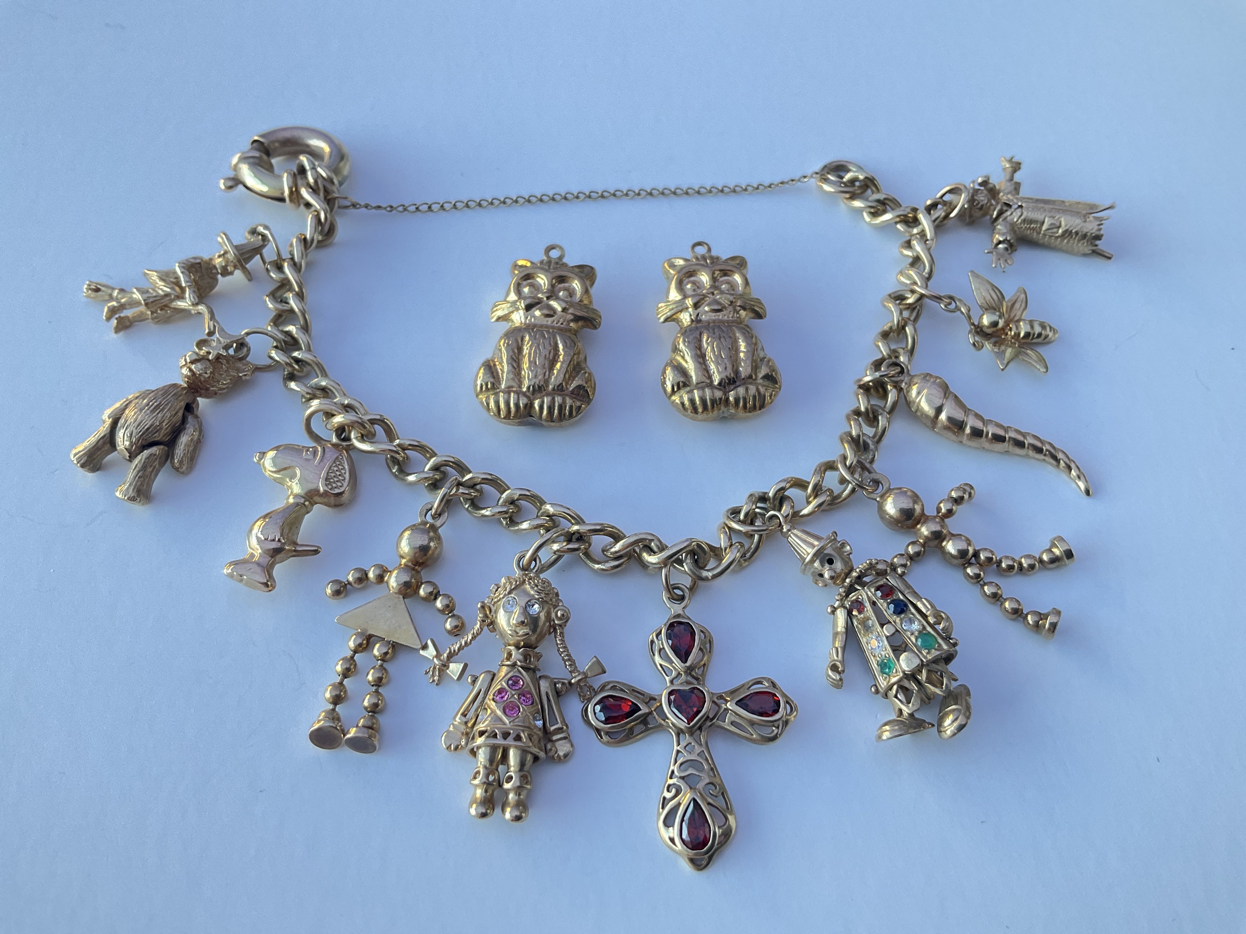 9ct charm bracelet and two cat charms. Approx 42g.