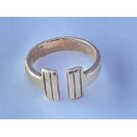 Yellow metal open ring band. Approx 6g. Ring size