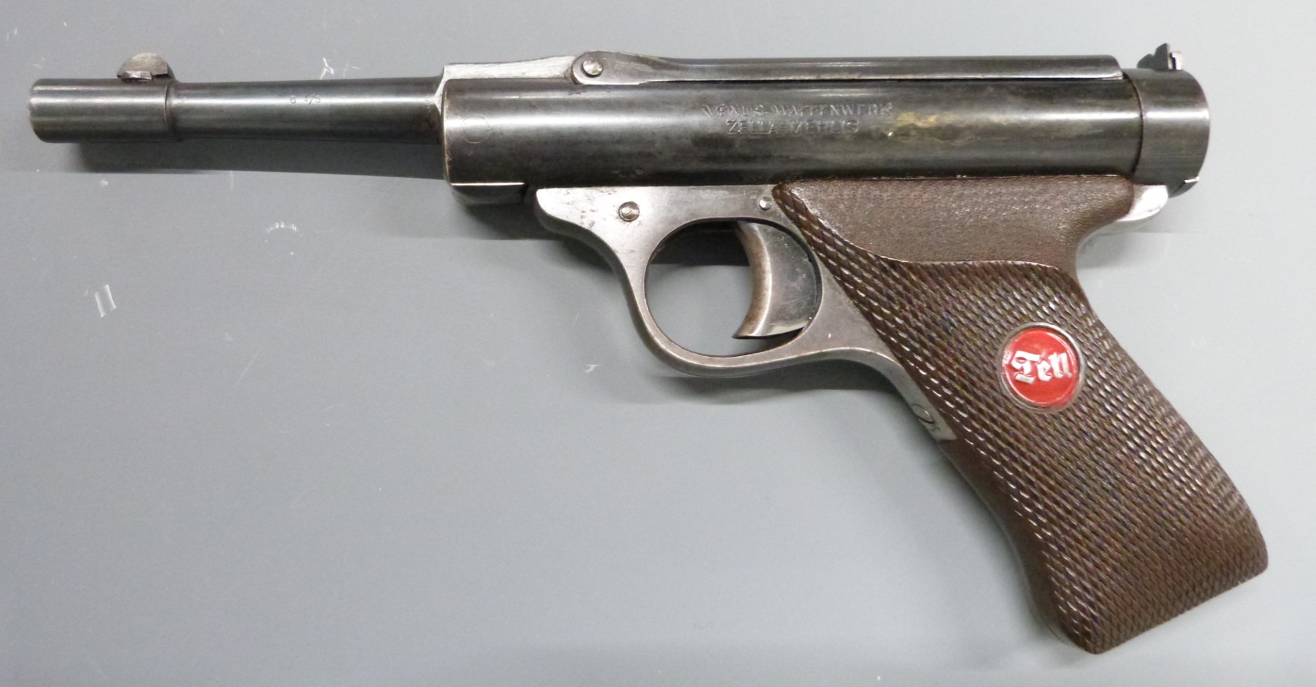 Tell Model 3 6 1/3mm air pistol with shaped and chequered Bakelite grip, inset maker's logo, top - Image 2 of 6